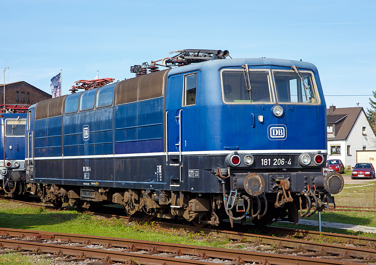 Die Serien-Zweisystemlokomotive 181 206-4 (91 80 6181 206-4 D-DB), am 25.03.2017 im DB Museum Koblenz.

Die Lok wurde 1974 bei Krupp unter der Fabriknummer 5272 gebaut, elektrische Teil bei AEG unter der Fabriknummer 8843. Sie hat die Zulassung für Deutschland / Frankreich / Luxemburg.  

Die DB-Baureihe 181.2  sind Zweisystemlokomotiven (15 kV 16,7 Hz und 25 kV 50 Hz Wechselstromsystem) für den grenzüberschreitenden Verkehr mit Luxemburg und Frankreich, von denen 1974 und 1975 insgesamt 25 Stück gebaut wurden. Ihre Entwicklung basiert auf den vier Vorserienloks E 310 001 bis 004 die von der Deutschen Bundesbahn ab 1966 speziell für den grenzüberschreitenden Verkehr nach Frankreich und Luxemburg beschafft wurden. Nach 1968 wurden diese vier Prototypen im Baureihenschema der DB wegen technischer Unterschiede als Baureihe 181.0 und 181.1 eingereiht. Sie waren eine Weiterentwicklung der E 320 (BR 182).

Der markanteste äußere Unterschied zu den Vorserienloks besteht in den drei abnehmbaren Maschinenraumhauben, wobei die Lüftergitter zur Dachkante hochgezogen wurden. Durch die höheren Lüfter wurde es ermöglicht, dass die Luft nicht mehr durch den Maschinenraum, sondern direkt zu den Fahrmotoren geleitet werden konnte. Die Fahrmotoren waren indes vom gleichen Grundtyp, mit identischer Dauerleistung. Die Höchstgeschwindigkeit wurde mit einer höheren zulässigen Drehzahl der Elektromotoren von 150 km/h auf 160 km/h gesteigert.

Die Loks haben die Achsfolge Bo'Bo', somit besitzen sie zwei Drehgestelle mit insgesamt vier Fahrmotoren (6 polige Reihenschluß-Mischstrommotoren) und vier einzeln angetriebenen Achsen. Die Kraftübertragung erfolgt mittels SIEMENS Gummiring-Kardanantrieb. Bei den Serienlokomotiven konnte die Firma Krupp auf Erfahrungen mit der DB-Baureihe 151 zurückgreifen, von der man die Lemniskatenlenker übernahm. 

Die Loks sind mehrfachtraktions- und wendezugfähig, jedoch nicht mit den vorhandenen Steuerwagen einsetzbar. Grund dafür ist die bei den Steuerwagen fehlende Technik für die anderen Stromsysteme. Dies führt dazu, dass das Steuerkabel an zwei Polen nicht passt und somit einen Wendezugbetrieb unmöglich macht.

Unter Berücksichtigung der tiefer hängenden Oberleitung in Frankreich entschied man sich für einen Lokkasten mit niedriger Bauhöhe. Eine Besonderheit ist die asymmetrische Ausrüstung mit Fenstern und Lüftungsgittern. Eine Seite weist sieben Gitter auf, während bei der anderen statt der drei mittleren die gleiche Anzahl an Fenstern eingebaut wurde. 

TECHNISCHE DATEN der BR 181.2:
Spurweite: 1.435 mm
Achsformel:  Bo’Bo’
Dienstgewicht:  84,0 t
Länge über Puffer:  17.940 mm
Drehzapfenabstand: 9.000 mm
Höhe:   3.612 mm
Höchstgeschwindigkeit:  160 km/h
Stromsystem:  15 kV 16 2/3 Hz~ und 25 kV 50 Hz~
Anzahl Fahrmotoren:  4
Fahrstufenschalter:  Stufenlose Zugkraftsteuerung über Thyristor-Stromrichter mit Phasenanschnittsteuerung sowie 5-stufiges Nocken-Feinschaltwerk für Feldschwächung
Antrieb:  Gummiring Kardanantrieb 
Dauerleistung:   3.300 kW
Anfahrzugkraft: 277 kN
