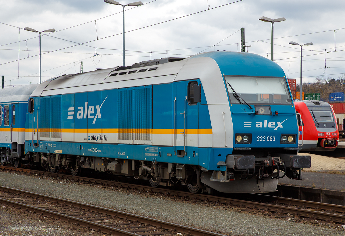 
Die Siemens ER 20  Hercules   223 063-9 (92 80 1223 063-9 D-VBG) hat am 27.03.2016 ihr Ziel den Hbf Hof, mit dem Alex Nord (München - Regensburg - Schwandorf - Hof), Umlauf ALX 84106, erreicht.

Die Siemens ER 20 wurde 2007 von Siemens in München unter der Fabriknummer 21451 gebaut. Sie hat die Zulassung für Deutschland und Tschechien (für Vmax = 100km/h).

Der Lokomotivtyp Siemens ER20 der Eurorunner-Serie ist eine von Siemens gebaute vierachsige dieselelektrische Lokomotive der mittleren Leistungsklasse. Ein Dieselmotor mit angeflanschtem Drehstrom-Asynchrongenerator erzeugt dabei den Strom, mit dem die vier Motoren (einer für jede Achse) angetrieben werden. Die Lokomotiven sind mit Wendezug- und Doppeltraktionssteuerung ausgestattet.

Das Modell war zunächst im Auftrag der Österreichischen Bundesbahnen (ÖBB) gebaut (100 Stück) und dort als Baureihe 2016 (genannt „Hercules“) bezeichnet worden. In Deutschland wird sie als Baureihe 223 geführt. Neben den ÖBB besitzen diverse Privatbahnen in Österreich und Deutschland, insgesamt 180 Loks dieses Typs. Eine weitere läuft als Präsentationsfahrzeug für Siemens.

Die Lokomotive besitzt einen aufgeladenen 16-Zylinder-Dieselmotor von MTU Friedrichshafen mit Common-Rail-Einspritzung und Ladeluftkühlung, vom Typ MTU 16 V 4000 R41. Im Leerlauf werden zur Verbesserung der Abgaswerte 8 von 16 Zylindern abgeschaltet.

Bei erhöhtem Leistungsbedarf beim Anfahren oder auf kurzen Steigungsabschnitten kann die Zugsammelschiene (für die Energieversorgung der Wagen) abgeschaltet werden. Somit steht die gesamte durch den Generator erzeugte Leistung den Fahrmotoren zur Verfügung. Der Antrieb erfolgt über einen Ritzelhohlwellenantrieb, bei dem die Motoren im Drehgestellrahmen gefedert gelagert sind, während das Getriebegehäuse mit Ritzel und Großrad ungefedert auf der Achse sitzt.

Die Lokomotive besitzt getrennte Stromkreisläufe für die Verbraucher und den Anlasser. Der benötigte Strom für den Anlasser wird in Kondensatoren gespeichert, damit sind zwei bis drei Startvorgänge unabhängig von der Hauptbatterie möglich.

Der Lokrahmen besteht aus zwei Langträgern mit Querträgern am Kopfende für die Drehgestelle und den Motor. Der Wagenkasten besteht aus einem Gitterfachwerk aus Stahlprofilen, wobei die Dachschrägen tragende Teile sind. Die Seitenwände aus Aluplatten werden nur aufgeklebt. Das Führerhaus ist ein eigenes Fertigmodul, das in der Endmontage mit dem Kasten verbunden wird. Die Pufferträger sind als Deformationselemente ausgeführt.


Technische Daten:
Betreiber: Vogtlandbahn GmbH (geleast über Alpha Trains)
Hersteller: Siemens
Fahrzeuge bei der Vogtlandbahn: 12
Einsatzstrecken (alex): München - Lindau / Oberstdorf,
München - Hof & Schwandorf - Furth i Wald

Spurweite: 1.435 mm
Achsfolge: Bo'Bo'
Länge über Puffer 19.275 mm
Breite: 2.870 mm
Drehzapfenabstand: 10.362 mm
Drehgestellachsstand: 2.700 mm
Treibraddurchmesser: 1.100 mm (neu) / 1.020 mm (abgenutzt)
Leistung: 2.000 kW 
Dieselmotor: 16-Zylinder-Dieselmotor mit Common-Rail-Einspritzung, Turbolader und Ladeluftkühlung vom Typ 16 V 4000 R41
Nenndrehzahl: 600 - 1.800 1/min
Höchstgeschwindigkeit: 140 km/h
Leergewicht: 80 t
Kleinster bef. Halbmesser: 100 m
Zugheizung: 400 kW
Anfahrzugkraft: 235 kN
Tankinhalt: 2.800 l
