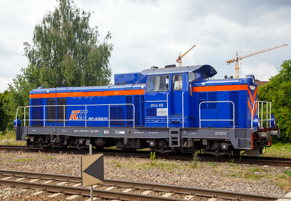 
Die SM42-616 (98 51 8 620 817-1 PL PKPIC) eine Fablok 6Da (Typ Ls800E) der PKP Intercity steht am 25.06.2017 beim Hauptbahnhof Posen (Poznań Głwny).

Die Lok wurde 1973 von FABLOK in Chrzanw unter der Fabriknummer 8772 gebaut.

Mit der Absicht veraltete Rangier- und Gterzugdampfloks zu ersetzen, lie die PKP (Polskie Koleje Państwowe, deutsch Polnische Staatsbahnen) eine Diesellok mittlerer Leistung als SM 42 entwickeln. Die Konstruktion war 1962 fertiggestellt, einen ersten Prototyp hatte Fablok in Chrzanw im Juni 1964 fertiggestellt. Der Antrieb der Lok erfolgte durch einen aufgeladenen HCP Achtzylinder-Dieselmotor vom Typ a8C22, welcher den Hauptgenerator vom Typ LSPA-740 antreibt, der wiederum die vier elektrischen Gleichstromfahrmotore speist.

Der Prototyp (die SM42-001) absolvierte zunchst umfangreiche Probeeinstze. Zwei weitere Maschinen (SM42-002 und 003) mit sehr geringfgigen nderungen folgten im Mrz 1965. Weitere 20 Loks wurden noch im gleichen Jahr geliefert. Die eigentliche Serienproduktion begann 1967 und endete erst 1993 nach 1.856 Loks, davon gingen allein 1.153 Maschinen an die PKP. 

Angesichts des langen Produktionszeitraumes gab es nur wenige nderungen. Die wichtigste ist der Ersatz der LSa-430 Fahrmotoren durch die vom Typ LSF-430 an der SM42-521. Zwar ist die SM42 keine besonders fortschrittliche Lok, doch erwies sie sich als solide und erfolgreiche Konstruktion.

Heute gibt es noch weitere Varianten (SP42 und SU42) sowie Modernisierungen (6Dg, 6Dk), aber die hier ist eine SM42 bzw. Fablok 6Da, Model Ls800E.

TECHNISCHE DATEN: 
Spurweite: 1.435 mm (Normalspur)
Achsanordnung: BoBo
Lnge ber Puffer 14.240 mm
Drehzapfenabstand: 7.500 mm
Achsabstand im Drehgestell: 2.600 mm
Breite: 3.173 mm
Hhe: 4.400 mm 
Treibraddurchmesser  (neu): 1.100 mm
Dienstgewicht: 72 t
Tankinhalt: 2.815 l 
Motor: HCP Achtzylinder-Dieselmotor vom Typ a8C22
Nennleistung: 588 kW (800 PS) 
Nenndrehzahl: 1000 1/min 
Gewicht des Motors: 8.800 kg
Hauptgenerator Typ: LSPA-740
Gewicht des Hauptgenerators: 4.350 kg
Hilfsgenerator Typ: LSPF-280
Traktionsmotore: 4 Stck LSF-430  173 kW
Anfahrzugkraft: 219 kN 
Dauerzugkraft: 112 kN
Leistungsbertragung: diesel-elektrisch
Hchstgeschwindigkeit: 90 km/h
Kleinste Dauergeschwindigkeit: 13 km/h
Maximale Achslast:  17,5 t
Kleinster befahrbarer Gleisbogen: R=50m
Bremsanlage: Oerlikon
