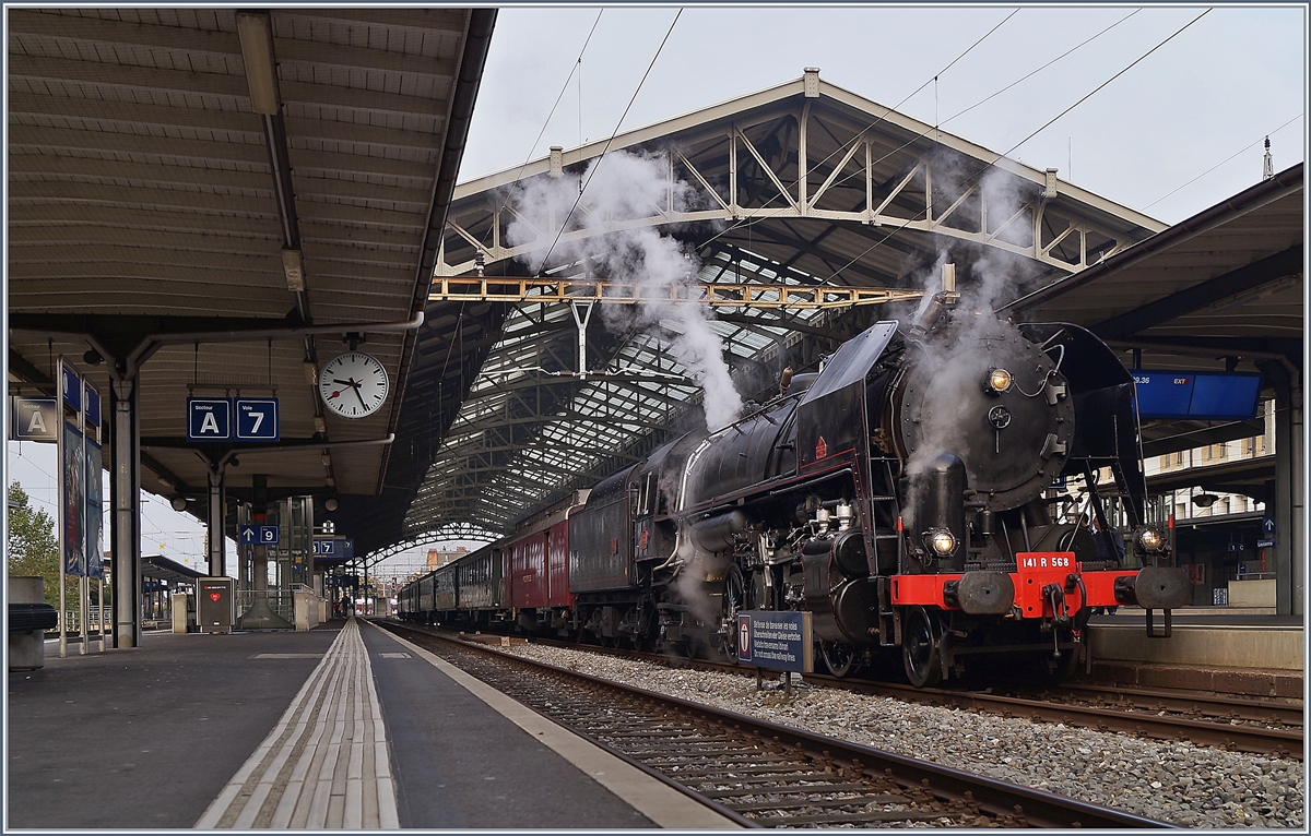 Die SNCF 141 R 568 beim nicht gerade glücken Halteort vor  dem Schild in Lausanne

26. Okt. 2019