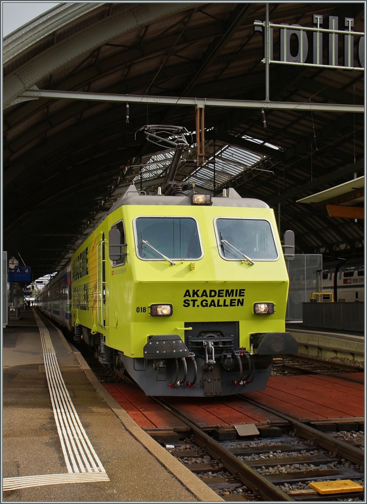 Die SOB Re 4/4 IV (UIC N° 91854 446 018-4 CH-SOB) in St.Gallen mit dem Voralpenexpress VAE 2572 nach Luzern.
20. Sept. 2015