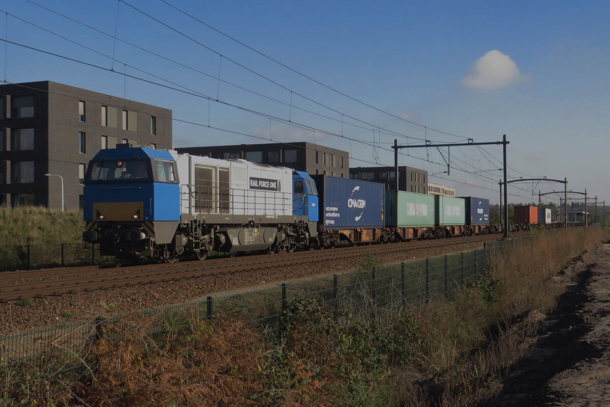 Die Sonne steht am Vormittag von 5 November 2020 etwa schlicht beim Passage von RFO 1446 mit KLV durch Tilburg-Reeshof. 