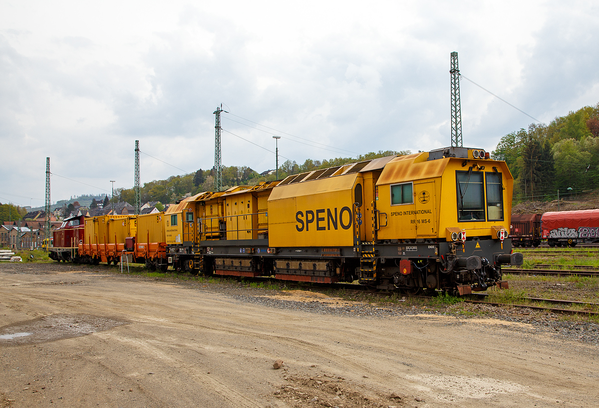 Die SPENO Schienenschleifeinheit RR 16 MS-6, Schweres Nebenfahrzeug Nr. 99 84 9127 001-8 NL- SPENO, ist am 13.06.2020 in Betzdorf (Sieg) abgestellt. Dahinter der zugeh. Schutzwagen 31 85 3936 163-0 CH-WASCO, der Gattung Res, beladen mit Werkstatt- und Aufenthaltscontainern, und die 213 335-3 (92 80 1213 335-3 D-NESA), der NeSA Eisenbahn-Betriebsgesellschaft Neckar-Schwarzwald-Alb mbH (Rottweil). 