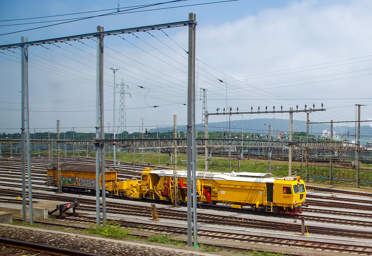 Die Stopfmaschine B66U-5  (VTmaas 80 85 95 81 905-9) der Sersa Group AG steht am 18.05.2018, mit einem angehangen gedeckten Werkstattwagen bei Basel. Aufgenommen aus einem fahrenden ICE.

Die Stopfmaschine ist eine Hochleistungs-Universal-Stopfmaschine (einschl. Schotter-Kehrbrste am Anhnger) vom Typ Matisa B 66 UC

Die B 66 UC ist eine Hochleistungs-Stopfmaschine, die sich durch Stopfwerkzeuge mit einer Reichweite von 2800 mm ab Gleismitte auszeichnet. Sie ist insbesondere fr die Bearbeitung von Weichen bestimmt ist. Die vier Stopfeinheiten knnen unabhngig voneinander in  allen drei Achsen bewegt werden, was sie besonders auszeichnet. Der seitliche Verfahrweg ermglicht das Stopfen des abgehenden Stranges bis zu einem Abstand von 2.800 mm ab Gleisachse, whrend die Lngsbeweglichkeit ber 560 mm das Unterstopfen der schrg verlegten Langschwellen vereinfacht.

TECHNISCHE DATEN:
Spurweite: 1.435 mm 
Achsfolge: Bo´2´(ohne Anhnger) / im Arbeitsmodus Bo´Bo´ 
Eigengewicht: 89 t
Lnge ber Puffer : 34.485 mm    
Drehzapfenabstnde: 15.500 mm
Achsabstand der Drehgestelle: 1.800 mm
Raddurchmesser: 840 mm
Hchstgeschwindigkeit: 100 km/h (Eigen) / 100 km/h geschleppt
Leistung des Dieselmotors:  563 kW 
Min. Kurvenradius im Fahrbetrieb: R 90 m (R 150 m im Zugverband)
Min. Kurvenradius im Arbeitsbetrieb: R 150 m
