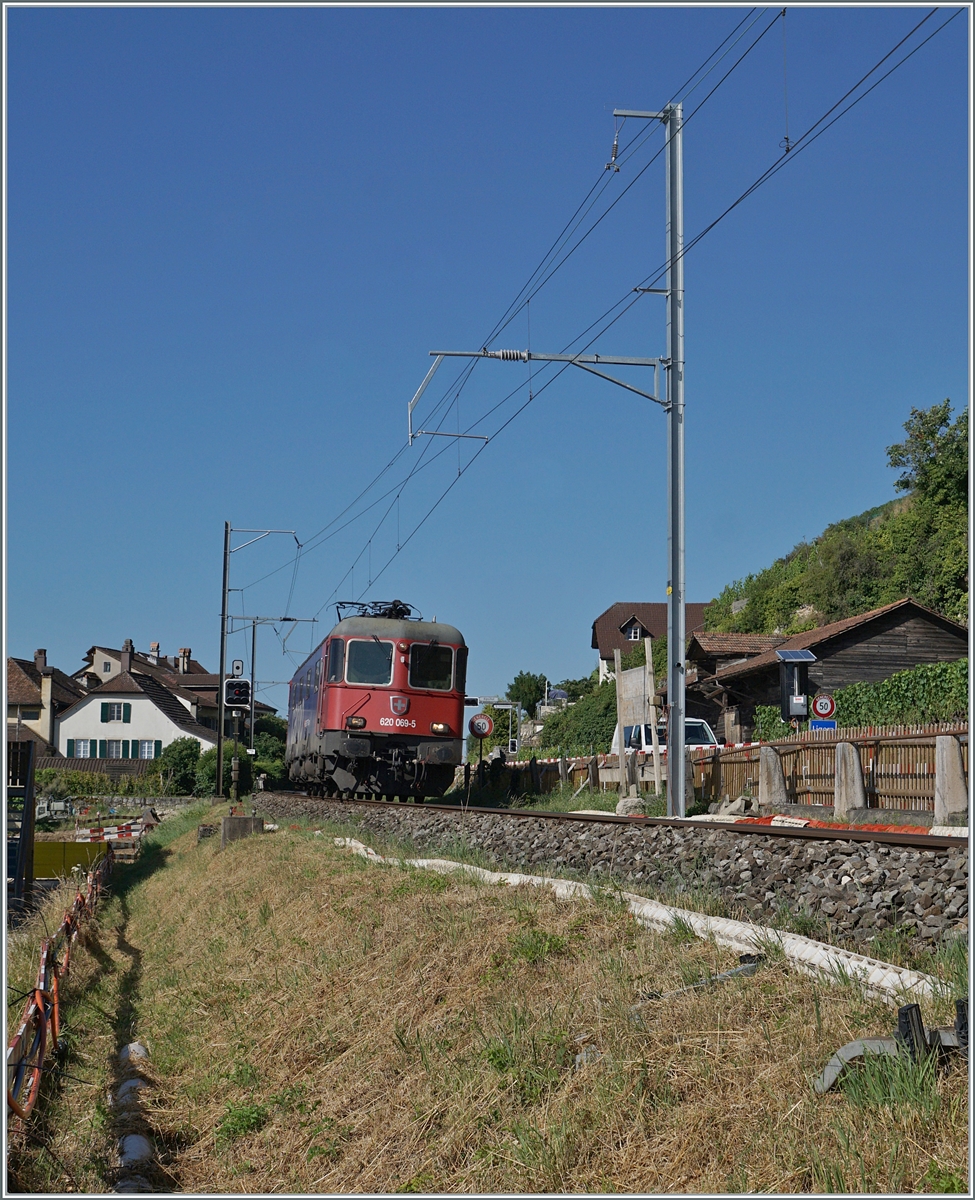 Die Tage der letzten verblieben Einspurstrecke zwischen Biel/Bienne und Lausanne sind gezählt: Bei Ligerz wird die Strecke auf Doppelspur ausgebaut, und dazu in eine Tunnel verlegt. Hier schon recht nahe an der Baustelle zeigt sivh ausganhs Ligerz die SBB Re 6/6 11669 (Re 620 069-5)  Hägendorf  als Lokzug auf der Fahrt in Richtung Biel/Bienne.
 

11. Juli 2025