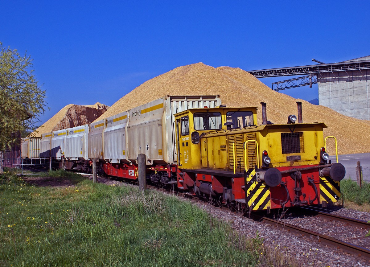 Die Tm 2/2 237 806-5  SCHOEMA  im Dienste der Cellulosefabrik Attisholz. Die ehemalige Cellulosefabrik Attisholz wurde Ende 2008 von ihrem letzten Eigentümer Borregard, einem Tochterunternehmen des norwegishen Mischkonzerns Orkla, geschlossen. Noch im Jahre 2007 wurde auf vollen Touren gearbeitet. Sehr oft pendelten Ganzzüge der Rail Cargo Austria mit Holzschnitzel-Container der Firma inno freight aus Bruck an der Mur zwischen Domat/Ems und Luterbach-Attisholz. Tm 2/2 237 806-5  SCHOEMA  im Grosseinsatz auf dem Holzplatz der Cellulosefabrik Attisholz am 21. April 2007.
Foto: Walter Ruetsch