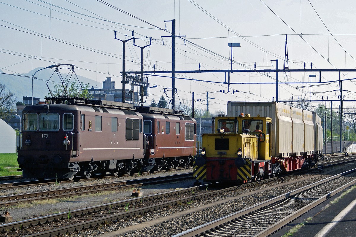 Die Tm 2/2 237 806-5  SCHOEMA  im Dienste der Cellulosefabrik Attisholz. Die ehemalige Cellulosefabrik Attisholz wurde Ende 2008 von ihrem letzten Eigentmer Borregard, einem Tochterunternehmen des norwegishen Mischkonzerns Orkla, geschlossen. Noch im Jahre 2007 wurde auf vollen Touren gearbeitet. Sehr oft pendelten Ganzzge der Rail Cargo Austria mit Holzschnitzel-Container der Firma inno freight aus Bruck an der Mur zwischen Domat/Ems und Luterbach-Attisholz. Begegnung der fabrikeigenen Rangierlok Tm 2/2 237 806-5  SCHOEMA  und der BLS-Doppeltraktion Re 4/4 173 und Re 4/4 177 die den langen Zug von Domat/Ems nach Luterbach-Attisholz brachten am 21. April 2007.
Foto: Walter Ruetsch