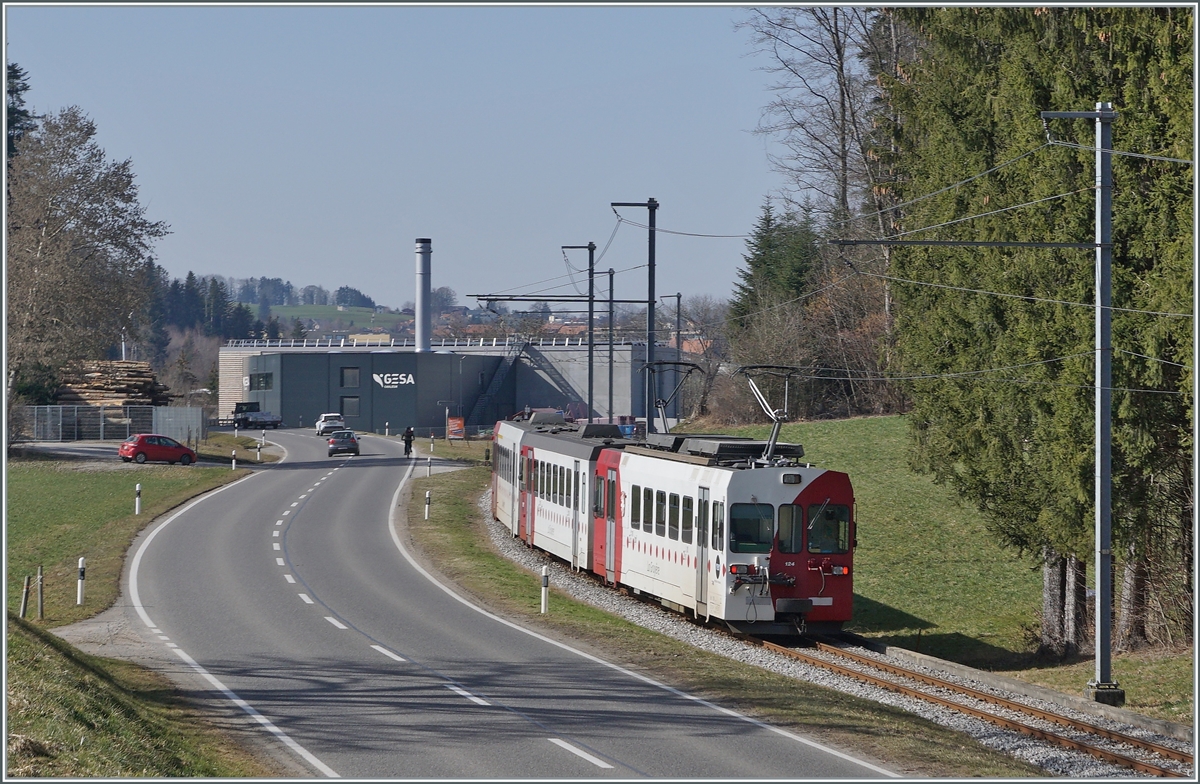 Die TPF Meterspur Strecke Bulle - Broc Fabrique wird nach Ostern 2021 auf Normalspur umgebaut, folglich sind dann hier keine Meterspur -Züge mehr zu sehen. Im Bild der TPF Regionalzug S60 14965 mit dem ABt 223, dem Bt 224 und dem schiebenden Be 4/4 124 zwischen Broc und La Tour-de-Trême auf der Fahrt nach Bulle. 

2. März 2021