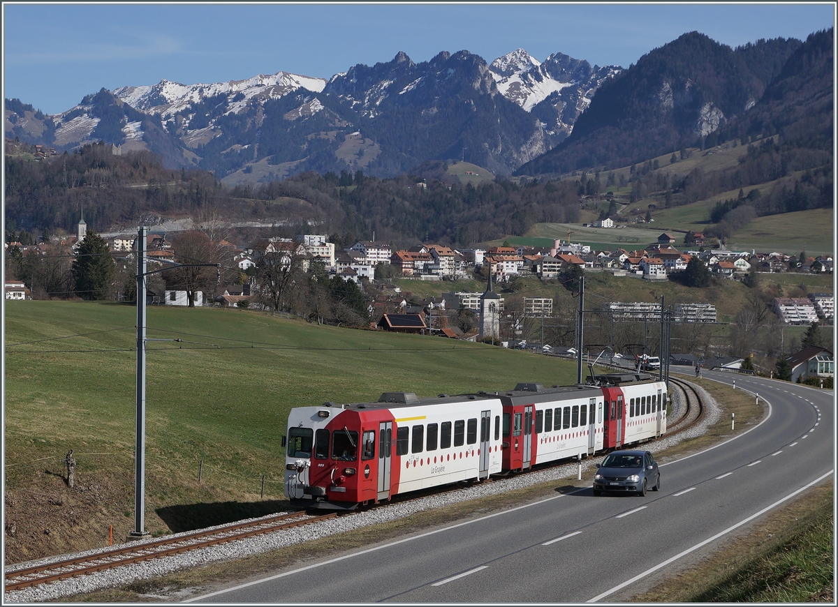 Die TPF Meterspur Strecke Bulle - Broc Fabrique wird nach Ostern 2021 auf Normalspur umgebaut, folglich sind dann hier keine Meterspur -Züge mehr zu sehen. 

Im Bild der TPF Regionalzug S60 14965 mit dem ABt 223, dem Bt 224 und dem schiebenden Be 4/4 124 zwischen Broc und La Tour-de-Trême auf der Fahrt nach Bulle.

2. März 2021