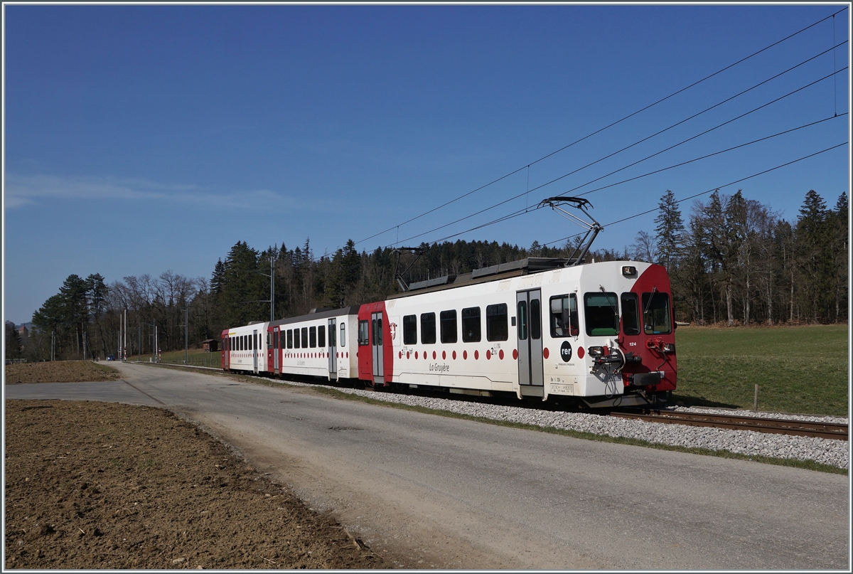 Die TPF Meterspur Strecke Bulle - Broc Fabrique wird nach Ostern 2021 auf Normalspur umgebaut, folglich sind dann hier keine Meterspur -Züge mehr zu sehen. Im Bild ein TPF Regionalzug mit dem Be 4/4 124, dem Bt 221 und dem ABt 223 La Tour-de-Trême und Broc auf der Fahrt nach Broc-Fabrique.

2. März 2021