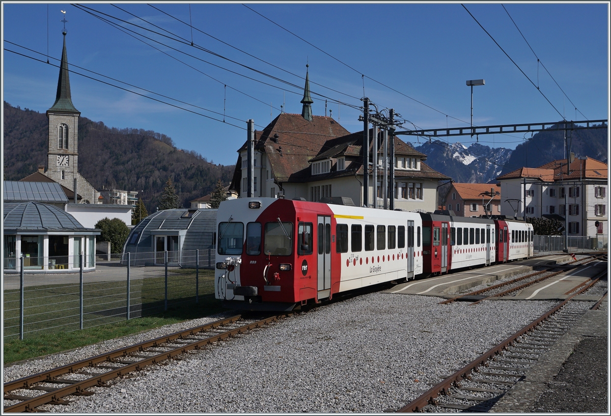 Die TPF Meterspur Strecke Bulle - Broc Fabrique wird nach Ostern 2021 auf Normalspur umgebaut, folglich sind dann hier keine Meterspur -Züge mehr zu sehen. Im Bild ein TPF Regionalzug mit dem ABt 223, dem Bt 224 und dem schiebenden Be 4/4 124 auf der Fahrt nach Bulle beim Halt in Broc Village. 

2. März 2021