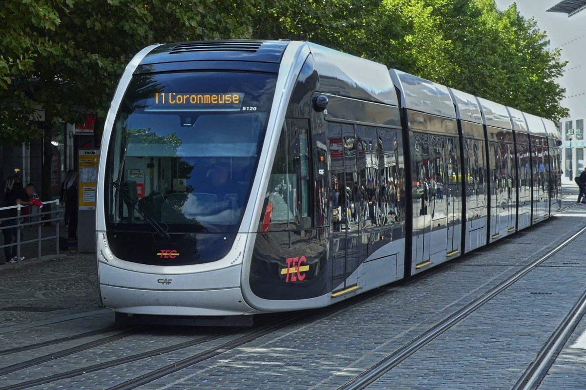 Die Tram biegt hier nach der Haltestelle Place Saint Lambert, auf das Eigleisige Teilst�ck in Richtung Coronmeuse bzw Liege Expo ab, die Haltestellen La Batte und Curtius Haltestellen werden nur aus dieser Richtung bedient, danch verl�uft die Strecke wieder 2 Gleisig. 18.09.2025