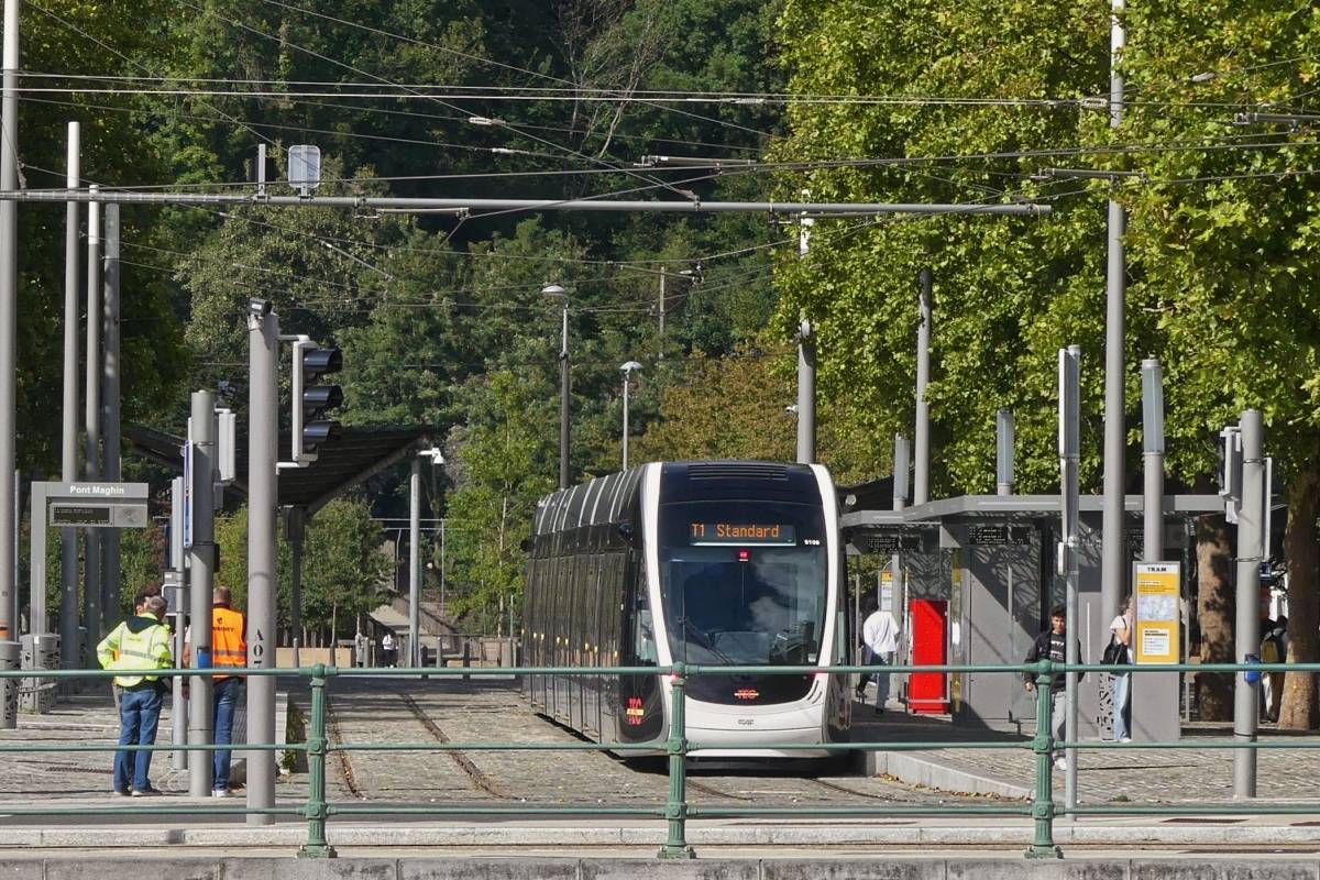 Die Tram entweder von der Haltestelle Li�ge Expo oder Place Coronmeuse, biegen hier an der Haltestelle Pont Maghin, in die Stadt ab und f�hrt hier das Eingleisige Teilst�ck bis zur Place Saint Lambert ab, dabei bedient er die Haltestelle F�ronstr�e. Aufgenommen vom Schiff bei der R�ckfahrt nach Maastricht. 18.09.2025