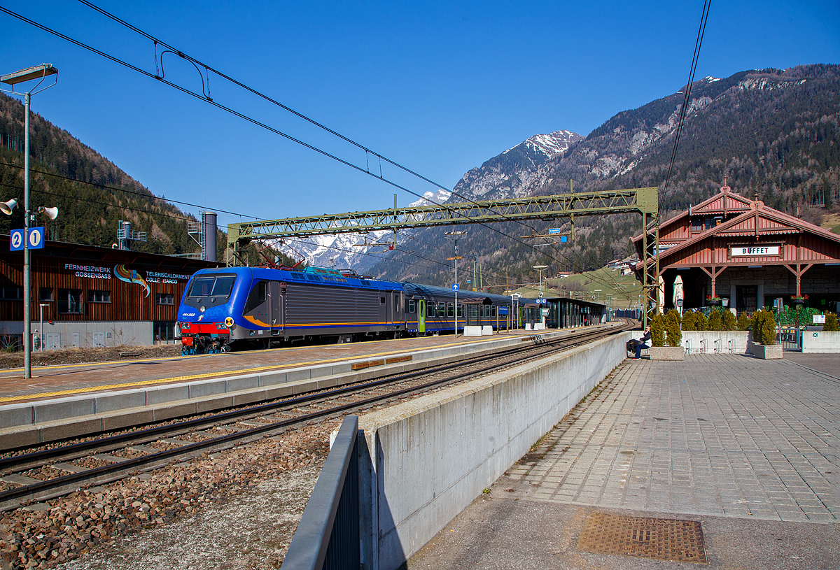 Die Trenitalia E.464.562, eine TRAXX P160 DCP, schient am 27.03.2022 der Regional-Express RE 3462 (Verona Porta Nuova – Trento – Bozen – Brenner/ Brennero) vom Bahnhof Gossensaß/Colle Isarco, Steuerwagen voraus weiter hinauf zum Zielbahnhof Brenner/ Brennero, welches ihr nächster Halt ist.