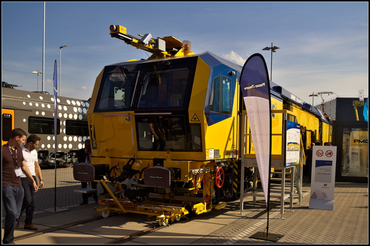 Die Unimat 09-4x4/4S E3 ist eine Weiterentwicklung der klassischen Stopfmaschine. Bei der E3 wird die Energie aus der Oberleitung genutzt um zum einen das Stopfaggregat anzutreiben, sowie bei Selbstfahrten keinen reinen Dieselmotor mehr zu nutzen. Auf Oberleitungsfreien Strecken kann ein dieselelektrischer Generator genutzt werden. Das Fahrzeug stand während der InnoTrans 2018 in Berlin auf dem Freigelände der Messe (A-PLA 99 81 9214 004-8).
<br><br>
Technische Daten (Auszug): LüP 34.140 mm, Gewicht 144 t, Leistung 4x 150 kW/max 600 kW, Vmax 100 km/h.