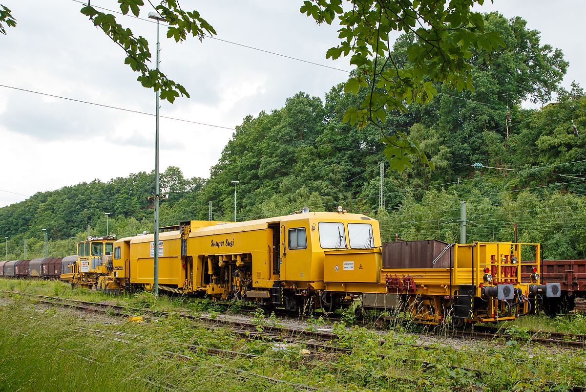 
Die Universalstopfmaschine 08-275 Unimat 3S, Schweres Nebenfahrzeug Nr. 97 43 41 507 17-2, „Suuper Susi“  der Hans Kaiser GmbH & Co. KG (Tann/Rhön), abgestellt am 11.06.2016 in Betzdorf (Sieg). Dahinter die Schnellschotterplaniermaschine SSP 100 W, Schweres Nebenfahrzeug Nr. 97 16 37 522 17-0 (ex 97 16 37 522 12-1) der Hans Kaiser GmbH & Co. KG.

Die USM 08-275 Unimat 3S wurde 1991 von Plasser & Theurer unter der Fabriknummer 921 gebaut.

Die Maschine ist eine halbautomatisch arbeitende Nivellier-, Hebe-, Richt- und Stopfmaschine. Sie dienen zum Stopfen von Weichen und Gleisen.

TECHNISCHE DATEN der USM:
Spurweite: 1.435 mm (Normalspur)
Anzahl der Achsen: 5 davon 2 angetrieben
Achsfolge: B' 2' +1
Länge über Puffer: 27.900 mm
Drehzapfenabstand/Achsabstand: 14.000 mm / 7.500 mm
Achsabstand im Drehgestell: 1.800 mm
Raddurchmesser: 730 mm
Höhe: 3.750 mm
Breite: 3.000 mm
Eigengewicht: 78.000 kg
Nutzlast: 5 t
Zul. Anhängelast: 40 t
Leistung: 370 kW (503 PS)
Zur Mitfahrt zugel. Personenzahl: 6
Kleister befahrbarer Gleisbogen: R = 120 m
Höchstgeschwindigkeit: 90 km/h
