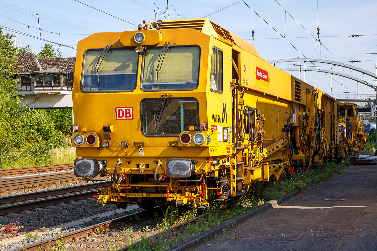 
Die USM 641 eine Matisa Universal-Stopfmaschine B 66 U – D2 der DB Bahnbau Gruppe (Schweres Nebenfahrzeug Nr. 97 43 38 002 17-9), ex DB Netz AG, abgestellt am 11.07.2015 in Kreuztal, dahinter steht die SSP 911 eine Deutsche Plasser  Schnellschotterplaniermaschine SSP 110 SW (Schweres Nebenfahrzeug Nr. 97 16 40 065 18-3) der DB Bahnbau Gruppe.

Die Stopfmaschine wurde 1996 von Matisa (CH) unter der Fabriknummer 667gebaut. Sie hat die EBA-Nummer EBA 95 Y 01 J 001.

Die B 66 U ist eine Hochleistungs-Stopfmaschine, die sich durch Stopfwerkzeuge mit einer Reichweite von 2800 mm ab Gleismitte auszeichnet. Sie ist insbesondere fr die Bearbeitung schwerer Weichen von Hochgeschwindigkeitsstrecken geeignet.

Technische Daten:
Spurweite: 1.435 mm	  	 
Lnge ber Puffer : 35.765 mm  	 
Eigengewicht: 89,3 t 	  	 
Nutzlast: 1,5 t 	  	 
Zul. Anhngelast: 40 t 	  	 
Zur Mitfahrt zugel.: 6 Personen 	  	 
Hg: 100 km/h

Noch einige Daten der  B 66 U aus dem Prospekt der Fa. Matisa:
	
Achsabstand der Drehgestelle: 	1.800 mm
Raddurchmesser: 840 mm
Min. Kurvenradius im Arbeitsbetrieb: 150 m
Min. Kurvenradius im Fahrbetrieb: 100 m
Leistung des Dieselmotors: 	400 kW (545 PS)
Hebekraft: 	2x 125 kN
Richtkraft: 	150 kN
Max. Hebeweg: 	150 mm
Seitlicher Verschiebebereich: +/- 200 mm
Seitliche Ausschwenkung des Stopfpickel in Bezug auf die Gleisachse: 2800 mm
Lngsverschiebung der 4 Stopfeinheiten: 560 mm
Hebekraft fr den Abzweigenden Strang: 120 kN
Max. Versatz in Bezug auf die Gleisachse: 3600 mm
Leistung auf der Strecke, 1x Stopfen: 650 – 680 m/h
Bearbeiten einer einfachen Weiche: 20 – 25 min
