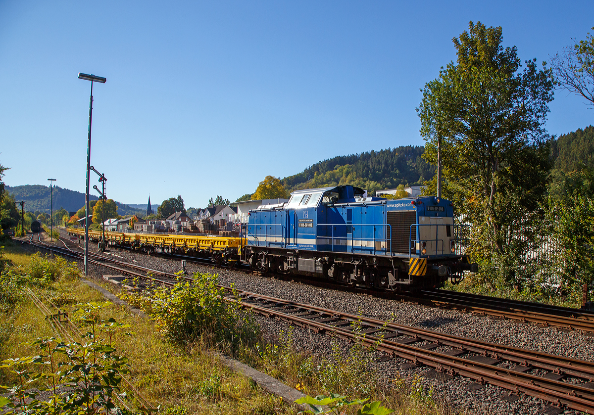 
Die V 100-SP-006 (NL-SLG 92 84 2203 006-6) der SLG Spitzke Logistik GmbH, ex DR 110 340-7, ex DR 112 340-5, ex DB 202 340-6, fhrt am 02.10.2015, mit einem Flachwagenzug der Gattung Res 072-2, durch Herdorf in Richtung Haiger. Zuvor konnte ich sie aus Richtung Kln kommend in Betzdorf/Sieg sehen.

Die ex V 100.1 wurde 1971 von LEW (VEB Lokomotivbau Elektrotechnische Werke „Hans Beimler“ Hennigsdorf) unter der Fabriknummer 12849 gebaut und an die DR als 110 340-7 ausgeliefert, 1980 erfolgte der Umbau in 112 340-5. Im Jahr 1992 erfolgte die Umzeichnung in DR 202 340-6 und zum 01.01.1994 dann in DB 202 340-6.
Bei der DB wurde sie dann 1999 ausgemustert und 2002 an ALSTOM Lokomotiven Service GmbH in Stendal verkauft und dort erfolgte dann der Umbau gem Umbaukonzept BR 203.1 in die heutige 203 006-6. Im Jahr 2006 wurde sie an die Spitzke Spoorbouw B.V. (Niederlande) verkauft, seit 2013 gehrt sie zur SLG - Spitzke Logistik GmbH in Grobeeren ist aber noch in den Niederlanden registriert.

Technische Daten:
Spurweite: 1.435 mm (Normalspur)
Achsanordnung: B'B'
Lnge ber Puffer: 13.945 mm
Radsatzabstand im Drehgestell: 2.300mm
Drehzapfenabstand: 7.000mm
Kleinster befahrbarer Gleisbogenradius: 100m
Dienstgewicht: 69 t
Leistungsbertragung: dieselhydraulisch
Hchstgeschwindigkeit: 100 km/h
Kleinste Dauerfahrgeschwindigkeit: 11,1 km/h

Motortyp: Caterpillar 3512 B DI-TA
Motorart: 12-Zylinder-Dieselmotor mit Direkteinspritzung, Abgasturbolader und Ladeluftkhlung
Motorleitung: 1.305 kW (1.775 PS) bei 1.600 U/min
Hubraum: 51,8 l (Bohrung- 170 x Hub 190 mm)
Motorgewicht: 6.537 kg
Getriebe: Voith Strmungsgetriebe GSR 30/5,7

Die Kategorien Deutschland und Niederlande wurden bewusst gewhlt: Herkunft und lange Einsatzdauer in Deutschland, heutige Registrierung in der Niederlande.