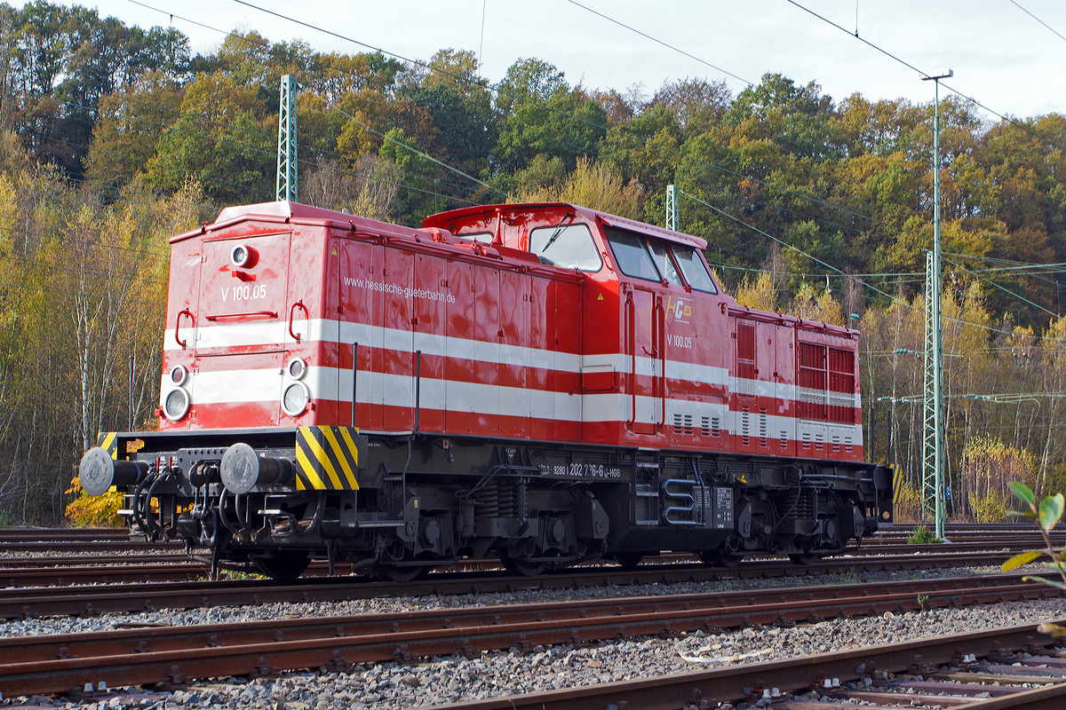 
Die V 100.05 (202 726-6) der HGB (Hessische Güterbahn GmbH, Buseck) ex DR 110 726-7 ex DB 202 726-6 ist am 26.10.2014 in Betzdorf/Sieg abgestellt.

Die V 100.1 wurde 1974 von LEW (VEB Lokomotivbau Elektrotechnische Werke „Hans Beimler“ Hennigsdorf) unter der Fabriknummer 14427 gebaut und an die DR als 110 726-7 ausgeliefert. Der Umbau in 112 726-5 erfolgte 1989, eine Umzeichnung in 202 726-6 erfolgte 1992 und 1994 ging sie dann mit in die DB über. Die z-Stellung und Ausmusterung bei der DB erfolgten im Jahr 2000.

Weitere Stationen (Eigentümer) waren dann: 2000 an SFZ - Schienenfahrzeugzentrum Stendal (später ALS); 2005 an PBSV, Magdeburg (später KCR)  15 ; 2010 an GLG - Gmeinder Lokomotivenfabrik, Mosbach als 203 001-3  Ludwig K.  und seit dem Jahr 2011 ist bei der HGB, wo sie seither ihren Dienst tut, sie hat die NVR-Nummer 92 80 1202 726-6 D-HGB, sowie die EBA-Nummer EBA 01C23K 219. 