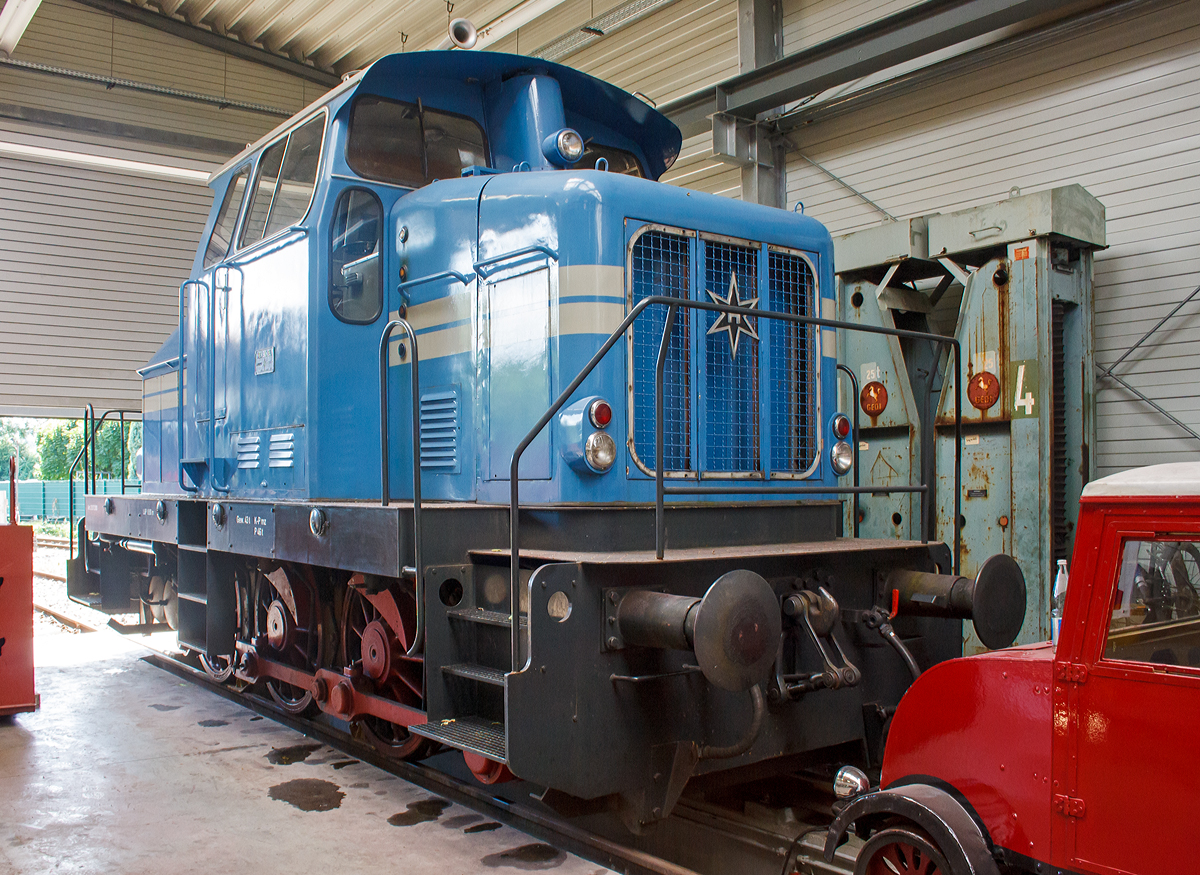 
Die V1 der Hespertalbahn e. V. am 18.07.2015 im Lokschuppen in Essen-Kupferdreh. 

Die Standardisierte Werksbahn-Diesellok ist eine Henschel vom Typ DH 360 Ca der Bauart C-dh.  Sie wurde 1961 von Henschel in Kassel unter der Fabriknummer 30321 gebaut und als  535 229  an die RWK - Rheinisch-Westflische Kalkwerke AG in Wuppertal-Dornap geliefert. 2004 ging sie an die Hespertalbahn, da sie einen Motorschaden hatte wurde sie 2006 erhielt sie eine Remotorisierung mit 500 PS-Mercedes-Benz-Motor vom Typ  MB 836 Bb (wie eine Henschel DH 500 Ca).

Die Lokomotive Henschel DH 360 Ca ist eine dreiachsige dieselhydraulische Lokomotive die von den Henschel-Werken gebaut wurde. Sie war fr den Einsatz im Rangierdienst vorgesehen. Die Achsfolge der Henschel DH 360 Ca ist C. Die Lok gehrt zur sogenannten dritten Generation der Henschel-Loks. Die Loks dieser Baureihe wurden mittels Kuppelstange angetrieben.

Die Henschel DH 360 Ca wurde zwischen 1958 und 1964 in 18 Exemplaren gebaut. Davon gingen allein sechs Loks an die Dortmund-Hrder Httenunion AG. Zwei Loks wurden in die Schweiz und eine nach Spanien geliefert.

Technische Daten (Urzustand):
Gebaute Anzahl: 18
Spurweite:  1435 mm (Normalspur)
Achsformel:  C
Lokgewicht: 43 t
Lnge ber Puffer: 8.300 mm
Fester Radstand: 3.000 mm
Kleinster bef. Halbmesser: 50 m
Hchstgeschwindigkeit:  30 km/h / 60 km/h
Installierte Leistung:  265 kW (360 PS) 
Motorentyp:  Henschel 12 V 1416
Motorbauart:  12 Zylinder- Henschel-Dieselmotor 12 V 1416, ohne Aufladung
Leistungsbertragung: hydraulisch
Getriebe:  Voith L 37 U

Daten neuer Motor (2006):
Mercedes-Benz  6 Zylinder-Viertakt-Reihenmotor mit Abgas-Aufladung vom Typ MB 836 Bb
Leistung: 368 kW (500 PS)
Nenndrehzahl: 1.500/min
