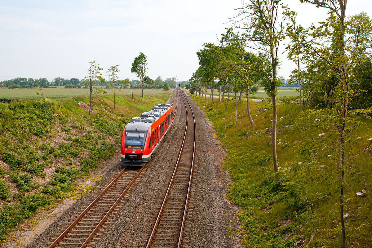 
Die   Vogelfluglinie“ , die Bahnstrecke Lübeck–Puttgarten (KBS 141), hier bei Großenbrode (km 71,8) am 13.06.2015. Hinten in der Ferne erkennt man den Bogen der Fehmarnsundbrücke. 

Der hier fahrende Dieseltriebzug 648 850 / 648 350 (95 80 0648 850-5 D-DB / 95 80 0648 350-6 D-DB) ein Alstom Coradia LINT 41 der DB Regio, als RB 85  (Puttgarden - Oldenburg in Holstein - Lübeck), erreicht bald den Bahnhof Großenbrode.