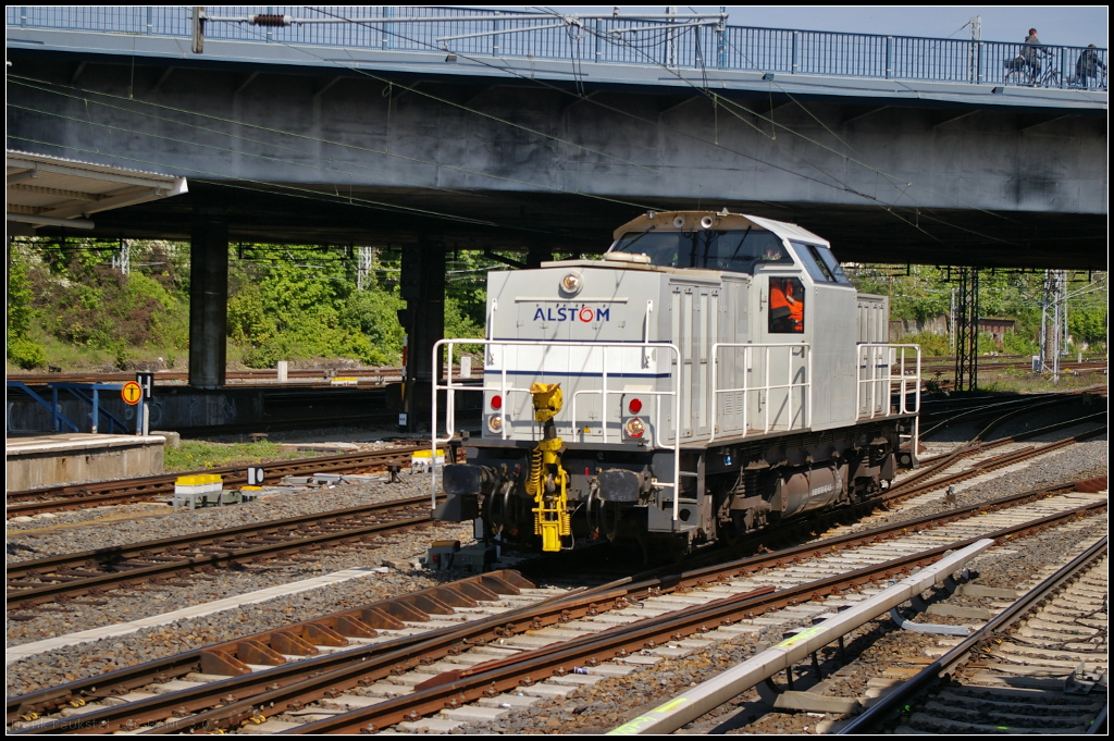 Die weiße 1001 007-6 ist bei der Talgo (Deutschland) GmbH im Einsatz und fuhr am 11.05.2017 solo durch Berlin-Lichtenberg