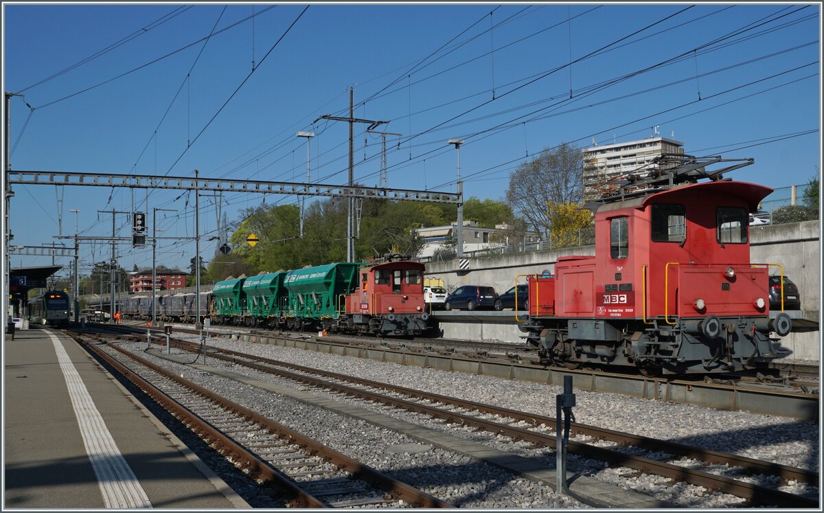 Die wieder auf der Normalspur rollenden Gterwagen werden von einem Te bernommen und spter auf einem Ausziehgeleis in Richtung Lausanne gezogen. Dort, (hier bildlich nicht festgehalten) bernimmt dann die BAM Re 4/4 II die Wagen um sie nach Gland zu bringen. 

19. April 2018