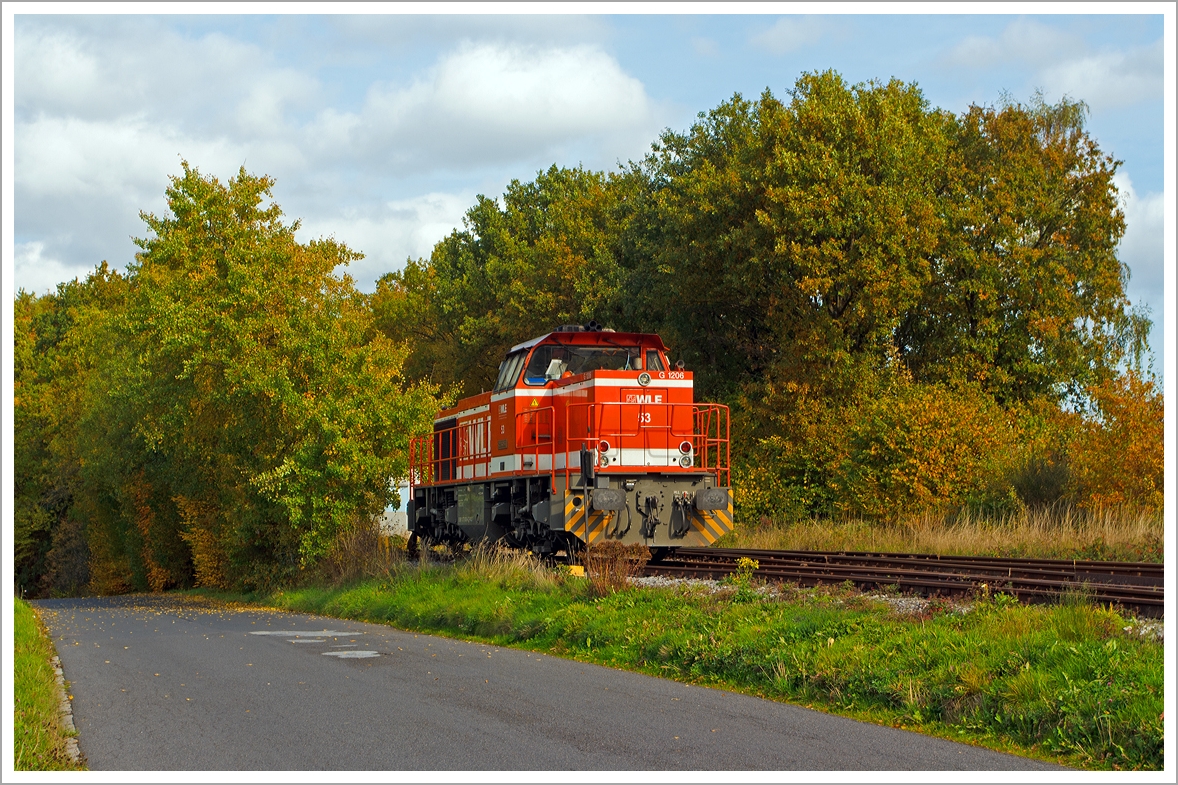 Die WLE 53  Kreis Soest  (275 505-6) der Westflische Landes-Eisenbahn GmbH in Lippstadt steht am 21.10.2013 am Werksanschluss der Salzgitter Mannesmann Precision GmbH in Burbach-Holzhausen. Sie wartet auf ihre Wagen, aber erst wenn die Wagen mit Luppen (Rohrrohlinge) leer sind, kann sie die Heimreise antreten.

Die Lok, eine Vossloh G 1206 (ehem. MaK), wurde 2008 unter der Fabriknummer 5001639 gebaut, sie hat die NVR-Nummer 92 80 1275 505-6 D-WLE und EBA-Nummer EBA 08D08M 005.