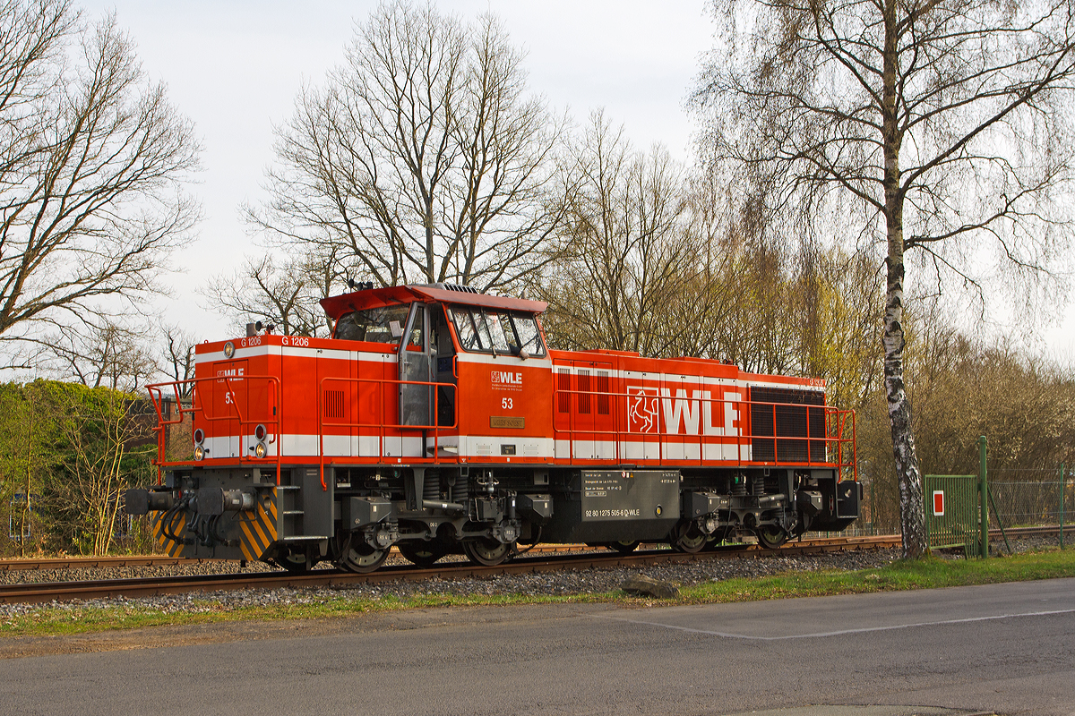 
Die WLE 53  Kreis Soest  (275 505-6) der Westfälische Landes-Eisenbahn GmbH in Lippstadt steht am 01.04.2014 am Werksanschluss der Salzgitter Mannesmann Precision GmbH in Burbach-Holzhausen. Sie wartet auf ihre Wagen, aber erst wenn die Wagen mit Luppen (Rohrrohlinge) leer sind, kann sie die Heimreise antreten.

Die Lok, eine Vossloh G 1206 (ehem. MaK), wurde 2008 unter der Fabriknummer 5001639 gebaut, sie hat die NVR-Nummer 92 80 1275 505-6 D-WLE und EBA-Nummer EBA 08D08M 005. 