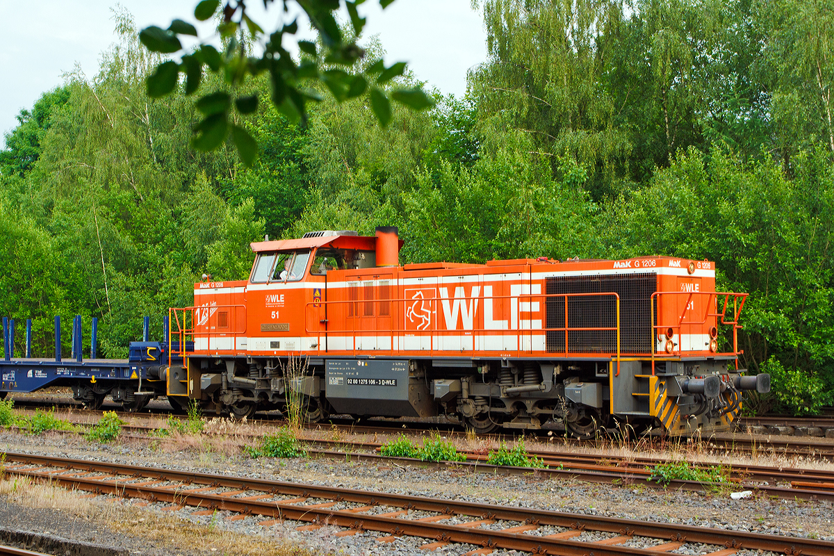 
Die WLE (Westfälische Landes-Eisenbahn) Lok 51  Kreis Warendorf  (eine MaK G 1206) hat am 03.06.2014 mit leeren Güterzug (Schwerlastwagen) im Bahnhof Herdorf Hp 0. Sie kommt mit ihrem Zug von Burbach-Holzhausen.
Die Lok wurde 2002 bei Vossloh unter Fabriknummer 1001150 gebaut. Die komplette NVR-Nummer ist 92 80 1275 106-3 D-WLE, die EBA-Nummer EBA 02L22K 001.

Die Lokomotive MaK G 1206 ist eine dieselhydraulische Lokomotive, die von der Maschinenbau Kiel (MaK), ehemals DWK - Deutsche Werke Kiel, entwickelt wurde. MaK wurde 1998 von Vossloh gekauft und firmiert seither als Vossloh Locomotives. 

Technische Daten der WLE 51
Spurweite: 1.435 mm
Achsfolge : B´B´
Länge über Puffer: 14.700 mm
Drehzapfenabstand: 7.200 mm
Drehgestellachsabstand: 2.400 mm
größte Breite: 3.080 mm
Höhe über Schienenoberkante: 4.220 mm
Raddurchmesser neu: 1.000 mm
kleinster befahrbarer Gleisbogen: 60 m
Dienstgewicht: 87,3 t
Kraftstoffvorrat: 3.500 l
 
Motor: 
Caterpillar 12 Zylinder 4-Takt Dieselmotor mit Abgasturbolader und Ladeluftkühlung vom Typ 3512B DI TA mit einer Leistung von 1.500 kW bei1.800 U/min
 
Strömungsgetriebe: Voith L5r4zU2
Höchstgeschwindigkeit 100 km/h
max. Schleppgeschwindigkeit : 80 km/h
kleinste Dauerfahrgeschwindigkeit: 10 km/h

Die MaK G 1206 ist im schweren Rangier- und Streckendienst einsetzbar. Sie wurde 1997 zum ersten Mal gebaut und ist nach Deutschland, Österreich, der Schweiz, Luxemburg, Italien, Spanien, den Niederlanden und nach Frankreich verkauft worden. Allein 23 Lokomotiven fahren als BB 61000 bei der SNCF, davon sechs mit MTU-Motor (Die G 1206 gibt es wahlweise mit Caterpillar- oder MTU-Motor).

Eine Weiterentwicklung der MAK 1206 ist die Vossloh G 1700 BB. In erster Linie wurde dabei der Rahmen so geändert, dass die Vossloh Standarddrehgestelle verwendet werden konnten