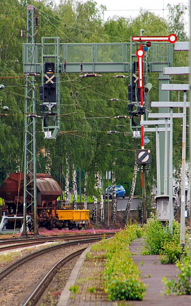 
Die Zeiten der Formsignale in Kreuztal gehren wohl bald der Vergangenheit an, die ersten neuen Lichtsignale, wie hier die Signalbrcke (mit Signal 25 ZR 1 und 25 ZR 2) stehen bereits am 30.05.2014. Und noch sind sie durchgeixt, und somit auer Funktion. 