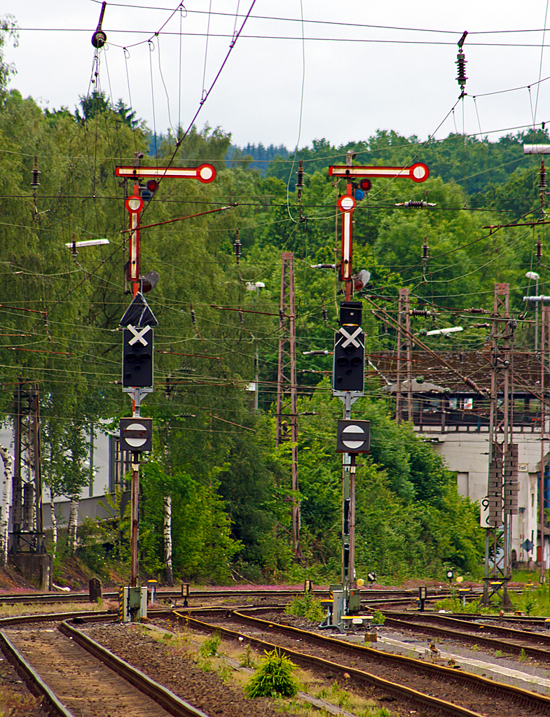 
Die Zeiten der Formsignale in Kreuztal gehren wohl bald der Vergangenheit an, die ersten neuen Lichtsignale, wie hier die Signale 25 ZR 3 und 25 ZR 4 stehen bereits am 30.05.2014. Und noch sind sie durchgeixt, und somit auer Funktion. 