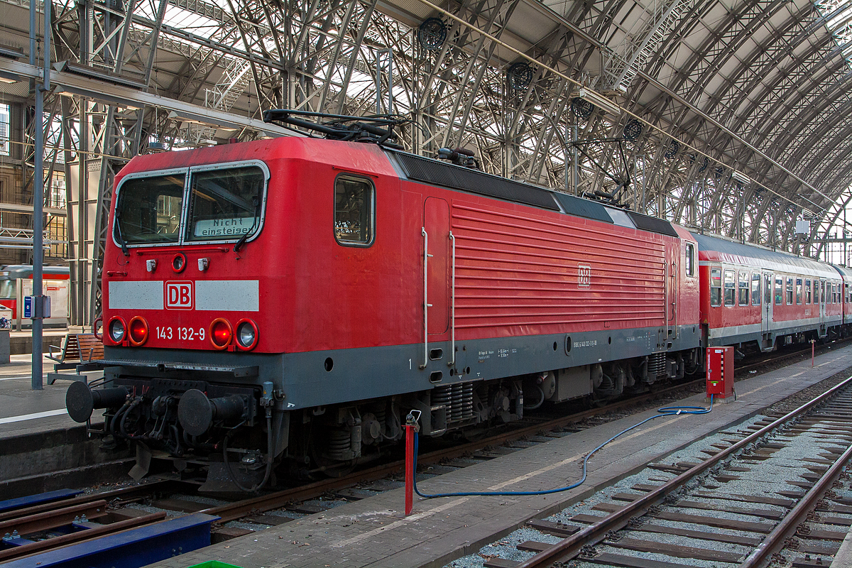 Die143 132-9 (91 80 6143 132-9 D-DB) der DB Regio Hessen, ex DR 243 132-8, steht am 25.05.2012 mit einem Regionalzug im Hbf Frankfurt/Main.

Die Lok wurde 1986 bei LEW (VEB Lokomotivbau Elektrotechnische Werke Hans Beimler Hennigsdorf) unter der Fabriknummer 18508 gebaut und als DR 243 132-8 an die Deutsche Reichsbahn geliefert, 1992 erfolgte die Umzeichnung in DR 143 132-9 und 1994 in DB 143 132-9. Im November 2015 ging die Fa. Bender Rohstoff-Recycling e. K. in Leverkusen-Opladen und wurde dort leider zerlegt.