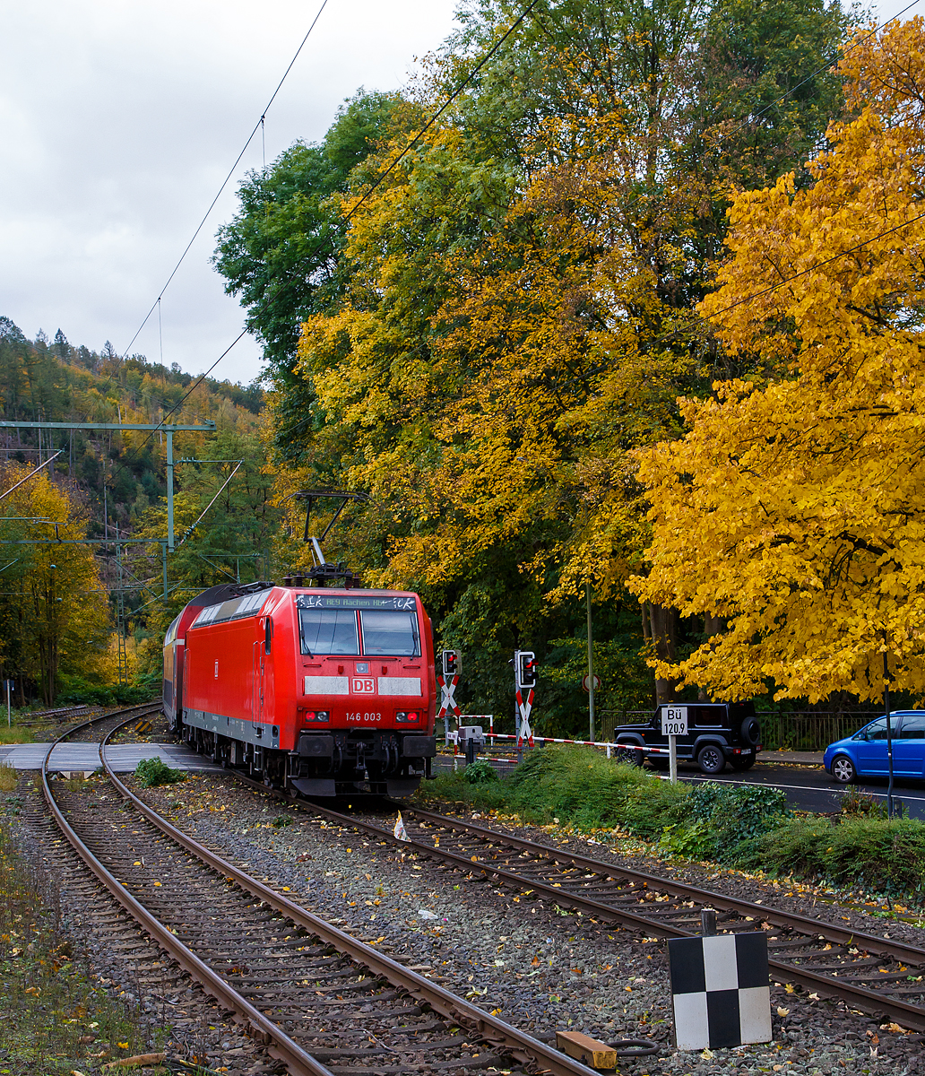 Die146 003-9 (91 80 6146 003-9 D-DB) der DB Regio schiebt den RE 9 rsx - Rhein-Sieg-Express (Siegen– Köln - Aachen) am 22.10.2021 nun vom Bahnhof Kirchen (Sieg) in Richtung Betzdorf.