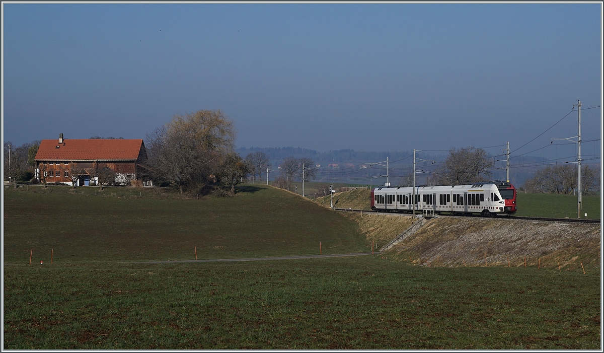  Dienstlichen Zwecke  sind zu Beispiel Zugskreuzungen. Und so erscheint nach dem blauen TPF Flirt gleich darauf  ein  normaler  TPF RABE 527, der RABe 527 191 als RE 4017 auf dem Weg nach Fribourg. 

1. März 2021