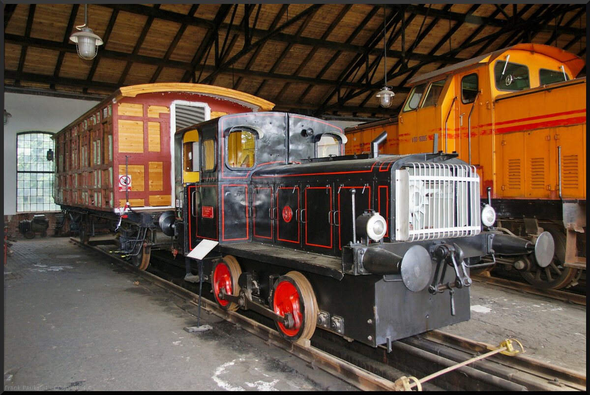 Diese schöne Kleindiesellok des Typs BN60 mit Stangenantrieb stand im Lokschuppen des Eisenbahnmuseums Jaroměř. Gebaut wurde die Lok von ČKD Sokolovo im Jahr 1957.

Jaroměř, 21.05.2022
