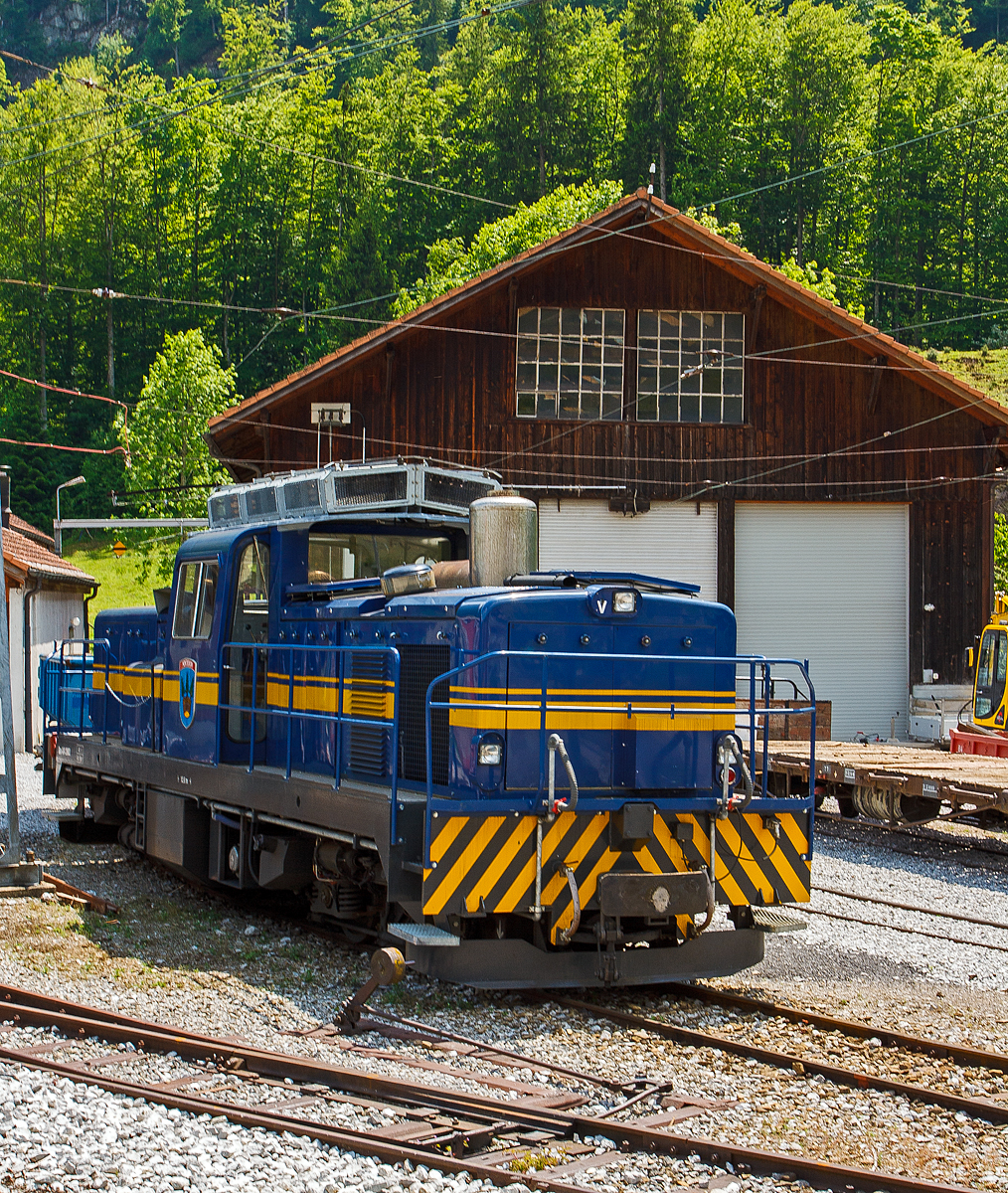 Diesel-elektrische Lokomotive Gm 4/4 2003  Montbovon  der MOB, abgestellt am 28.05.2012 in Montbovon. 

Auch eine komplett elektrifizierte Bahn braucht Fahrzeuge, die
unabhängig von der Fahrleitung einsetzbar sind. Die MOB beschaffte 1976 mit der 2003 die erste vierachsige Diesel-elektrische Lokomotive bei der französische Firma Moyse in La Courneuve.

Die meterspurige Lok hat einen französischen Poyaud V12-Dieselmotor, der ihr eine Leistung von 515 kW am Rad und eine Höchstgeschwindigkeit von 80 km/h verschafft.

TECHNISCHE DATEN:
Spurweite: 1.000 mm (Meterspur)
Achsfolge: Bo´Bo´
Länge über Puffer: 12.000 mm
Drehzapfenabstand: 6.030 mm
Achsabstand im Drehgestell: 1.800 mm
Treibraddurchmesser: 750 mm (neu)
Dienstgewicht: 44 t 
Dieselmotor: 12-Zylinder Poyaud-Dieselmotor
Leistung am Rad: 515 kW (700 PS)
Höchstgeschwindigkeit: 80 km/h 
Leistungsübertragung: elektrisch
Traktionsmotoren (elektr.): 2