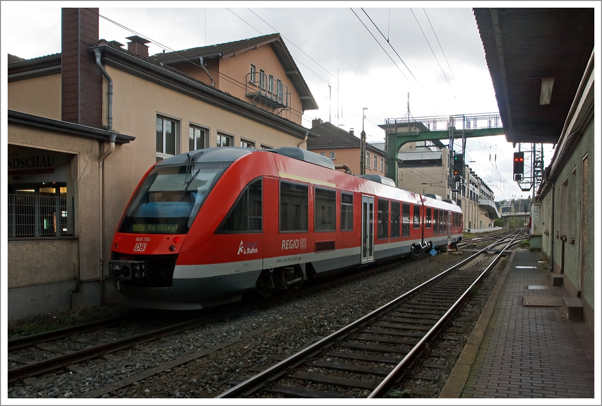 Dieseltriebwagen 648 704 / 204 ein Alstom Coradia LINT 41 der DreiLnderBahn fhrt als als RB 95 (Dillenburg-Siegen-Betzdorf/Sieg- Au/Sieg) am 09.11.2013 vom Hauptbahnhof Siegen weiter in Richtung Au/Sieg.
