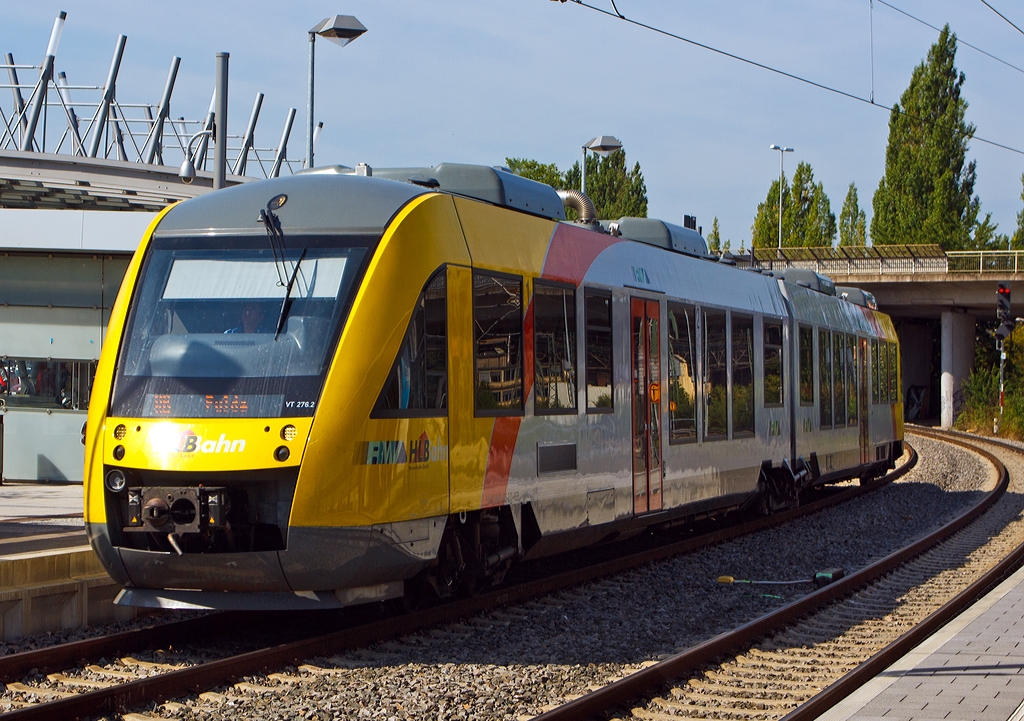 Dieseltriebwagen VT 276 der HLB - Hessische Landesbahn (95 80 0648 016-3+95 80 0648 516-2 D-HEB) als RB 25 Lahntalbahn (Limburg/Lahn – Wetzlar – Gieen - Fulda), Zuglauf HLB24809, bei Halt im Bahnhof Wetzlar. 

Der Alstom Coradia LINT 41 ist relativ neu er ist Baujahr 2011.