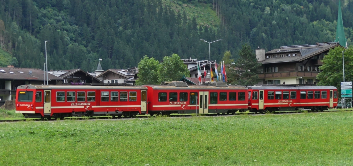 Dieseltriebzug mit 2 Wagen der Zillertalbahn, wird in krze den Bahnhof von Mayrhofen erreichen, dieser weist eine Besonderheit auf, gezogen wird er von einem Triebzug von dem aus man nicht in den Zweiten Wagen gelangt. 19.08.2024