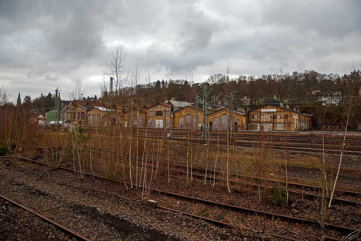 Diesen Blick (hier am 18.01.2022) auf das ehemalige AW Betzdorf (Sieg), zu Reichsbahnzeiten auch Eisenbahnausbesserungswerk (EAW), wird es wohl nicht mehr lange geben. 

In den letzten Jahren waren die Hallen noch an einen großen Büromöbel und Lagerkästen Hersteller der Region vermietet. Bald soll es noch Plänen der Stadt, zu Betzdorfs neuen Mittelpunkt der Stadt werden. Auf dem ca. 10.000 m² großen Areal sollen Wohnungen, Einkaufmöglichkeiten und Arbeitsplätze entstehen. So steht wohl bald diesen Gebäuden auch der Abriss bevor. Hier am 18.01.2022 waren son die ersten Vermessungen im Gange. Der ehemalige Ringlokschuppen wurde bereits 2013/14 abgebroch. 

Noch ein kleiner Aufruf an die Fotografen bzw. Fotografenerben:
Über alte Bilder wie hier vom AW Betzdorf, aber auch anderen in der Region, sowie Bilder mit Bahnbezug in der Region, wäre ich sehr dankbar. Wer sich nicht anmelden möchte oder die Fotos nur als Negativ, Dia oder auf Papier (analog) hat kein Problem, darum kümmere ich mich gerne, natürlich nun mit Quellenangabe. Einfach kurze Mail an mich, Daten siehe Impressum.
