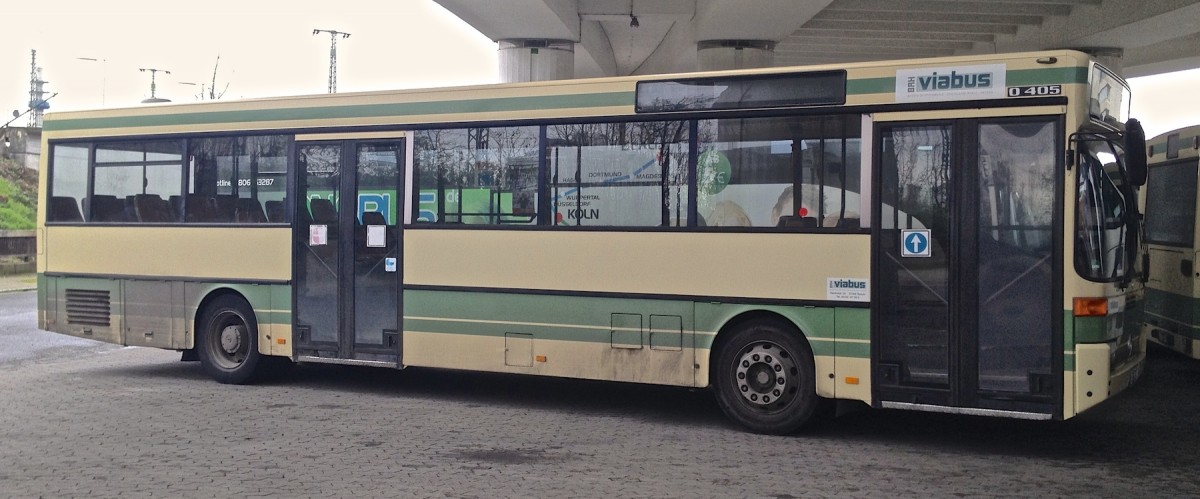 Diesen Mercedes-Benz O 405 habe ich am 22.03.2014 am Hauptbahnhof Ludwigshafen aufgenommen. Er gehrt dem Busunternehmen Viabus.