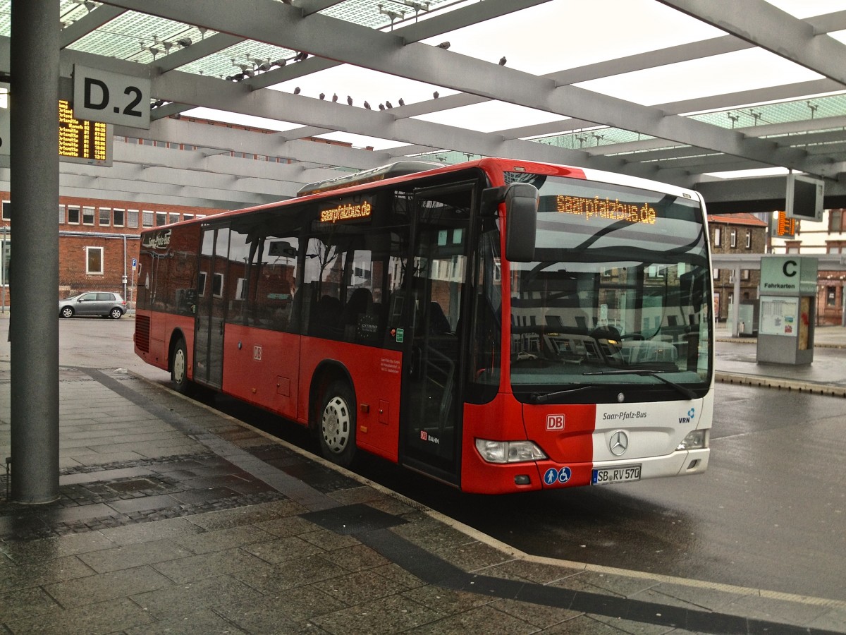 Dieser Citaro  von Saar-Pfalz-Bus GmbH war am 22.12.2013 am Hauptbahnhof in Kaiserslautern abgestellt.