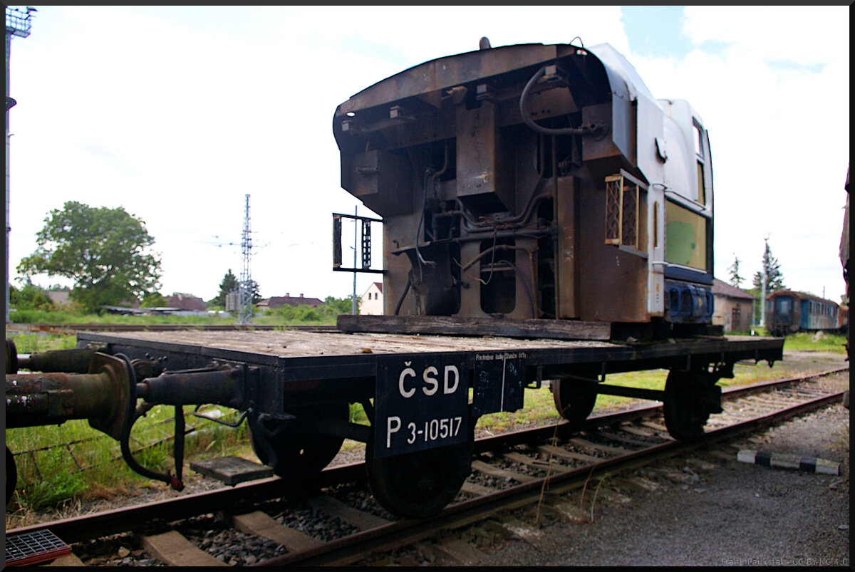 Dieser Flachwagen mit Stangenpuffer ČSD P 3-10517 ist mit dem Kopf einer Taucherbrille beladen. So sieht man einmal wie es unter dem Führerstand aussieht. Der Wagen stand am Ende etlicher alter Wagen auf einem Seitengleis im Eisenbahnmuseum Jaroměř.

Jaroměř, 21.05.2022
