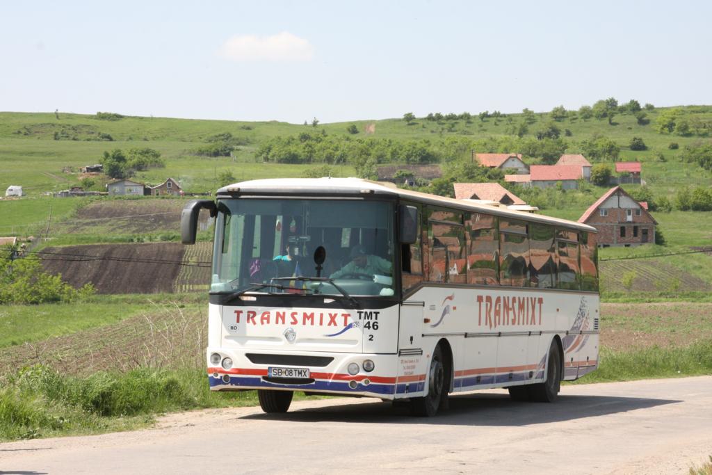 Dieser IVECO Bus hielt am 19.5.2015 am Bahnhof Mandra in Rumnien. Er war offensichtlich im Liniendienst von Transmix im Einsatz.