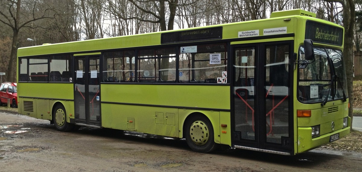 Dieser Mercedes-Benz O 405 von Busverkehr Imfeld war am 23.02.2014 während eines Bundesligaspiels des 1.FC Kaiserslautern auf einem Parkplatz abgestellt.