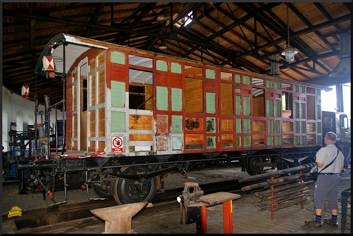 Dieser Plattformwagen ist schon seit Jahren in der Aufarbeitung. Wie bei vielen Sammlungen fehlt es hauptsächlich an Spenden um Ersatzteile zu kaufen, falls vorhanden. Der Wagen, zu dem es keine Infos gab, stand im Lokschuppen des Eisenbahnmuseum Jaroměř.

Jaroměř, 21.05.2022
