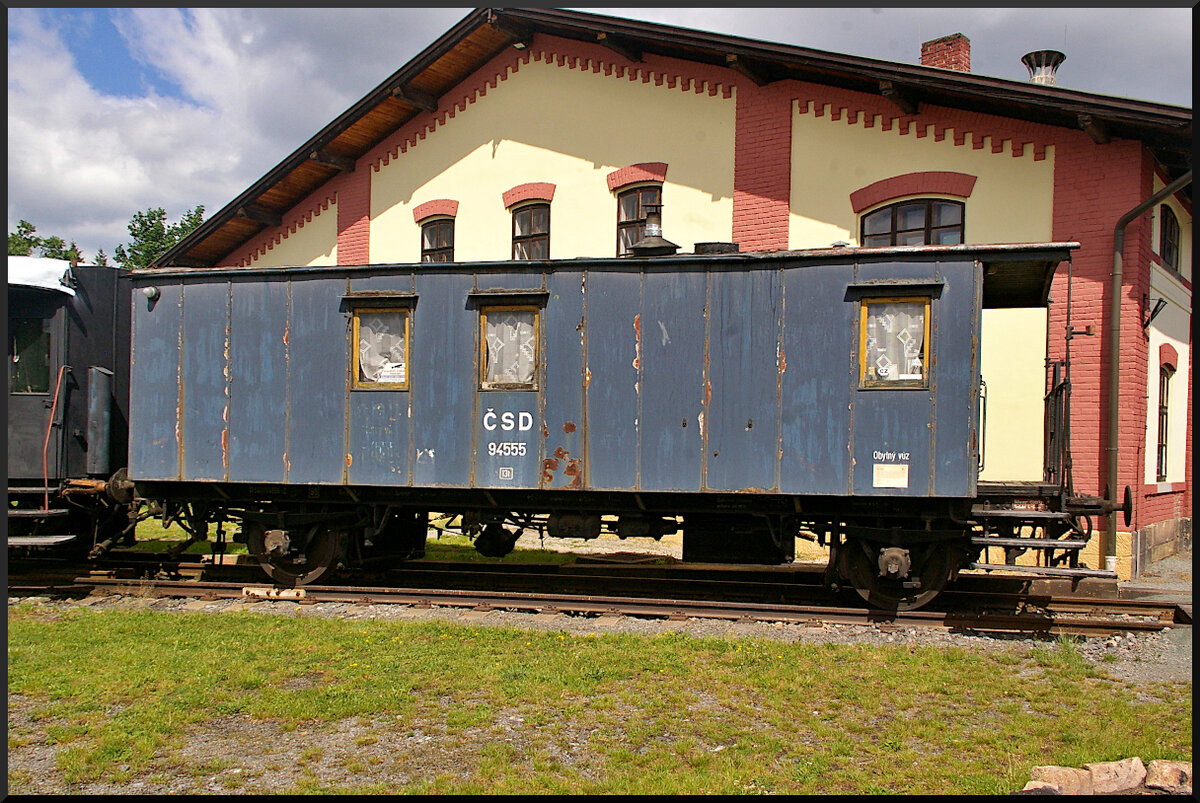 Dieser Plattformwagen wurde bei Ringhoffer Praha im Jahr 1899 gebaut. Bei der ČSD erhielt er die Nummer 94 555 und wurde als Bahndienstwagen eingesetzt. Im Eisenbahnmuseeum Jaroměř stand er an der Drehscheibe neben dem Lokschuppen.

Jaroměř, 21.05.2022
