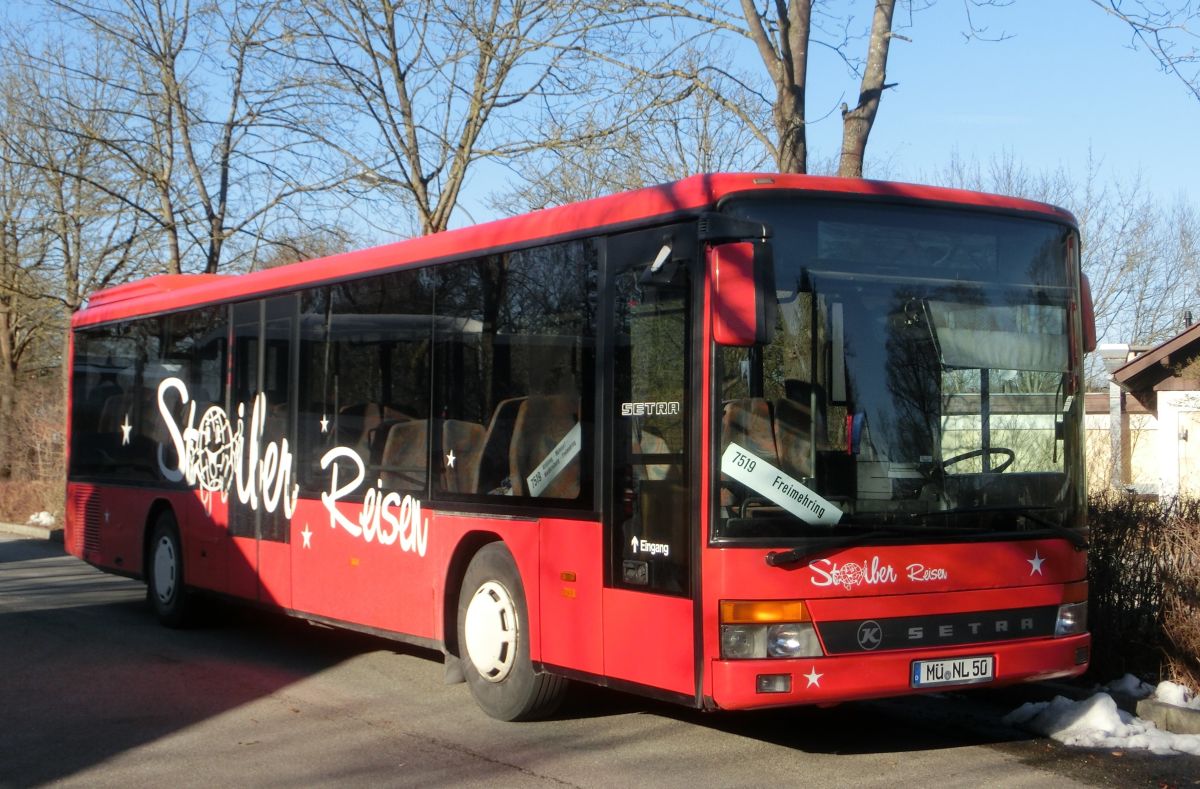 Dieser Setra S 315 NF von Stoiber Reisen aus Ranoldsberg bei Buchbach wird auf der RBO-Linie 7519 Freimehring - Altötting eingesetzt. Er stammt von der RVS / Südwestbus (Wagennr. KA-RS 446), ist Jahrgang 1996, hat 45+2 Sitzplätze (Überlandbestuhlung 'SC'), Schiebetüren und als Antrieb einen Reihensechszylinder Typ MB OM 447 hLA mit 184 kW (250 PS) sowie ein Sechsgang-Handschaltgetriebe vom Typ ZF S 6-85.
Die Aufnahme entstand am 20. 2. 2015 am Busbahnhof in der Griesstraße in Altötting.