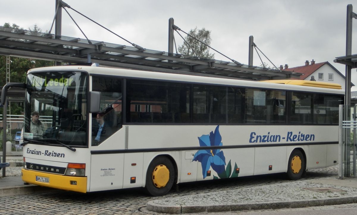 Dieser Setra S 315 UL gehört zu Enzian-Reisen aus Schongau und müsste vom Baujahr 1998 oder 1999 sein. In ihm sind Ausflugssitze vom Modell LC mit Lederkopfteil verbaut.
Aufnehmen konnte ich ihn am 3. 9. 2014 am Busbahnhof am Bahnhof in Landsberg/Lech, als er gerade auf der RVO-Linie 9824 unterwegs war.